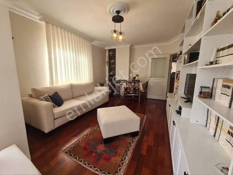 Kadıköy 19 Mayıs İnönü Caddesinde Genç Binada İskanlı 3+1 Satılık Daire - Görsel 2