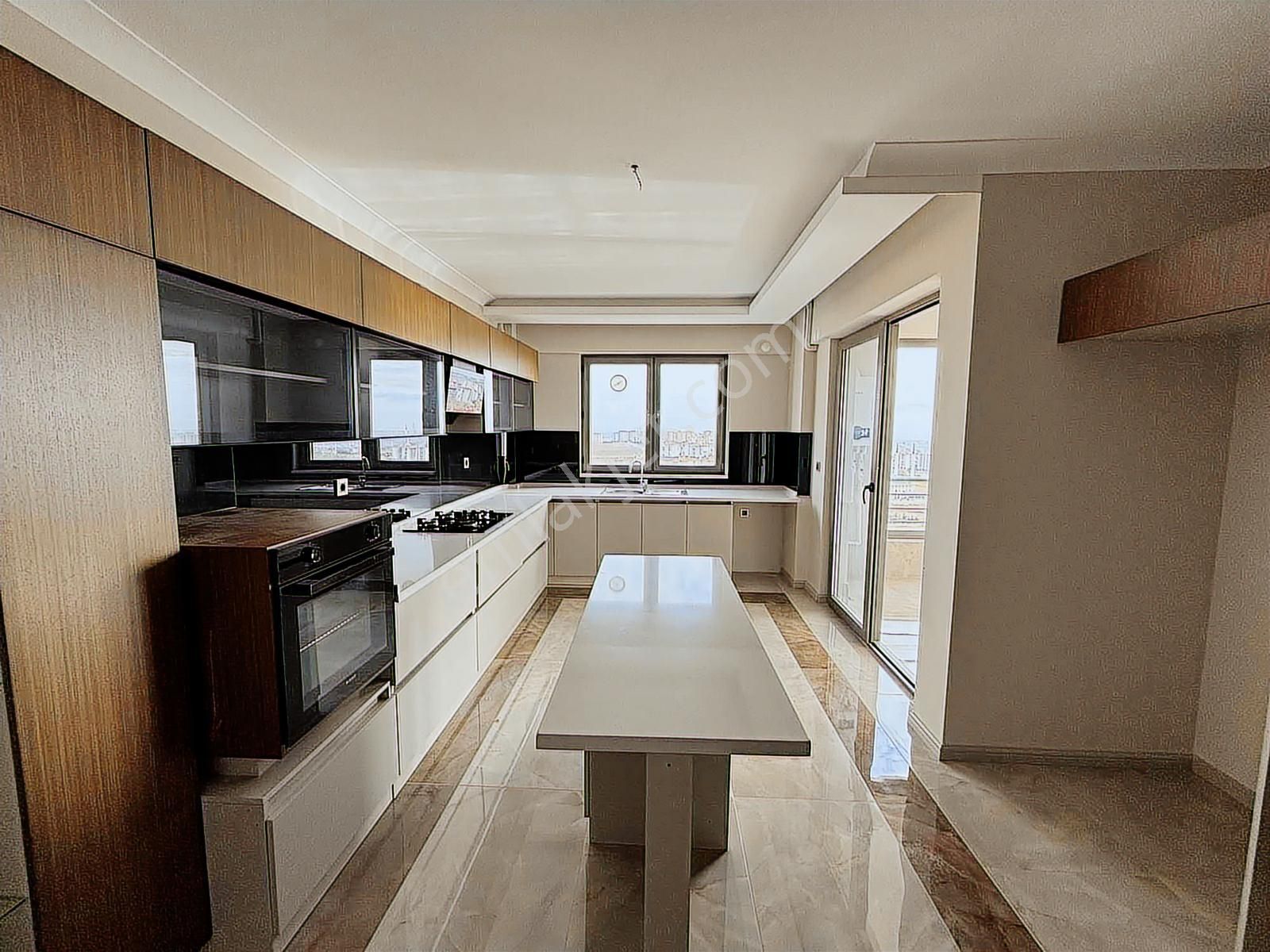 Tuna Gayrimenkul'den / Kiralık / 4+1 / Geniş Balkon / Ada Mutfak