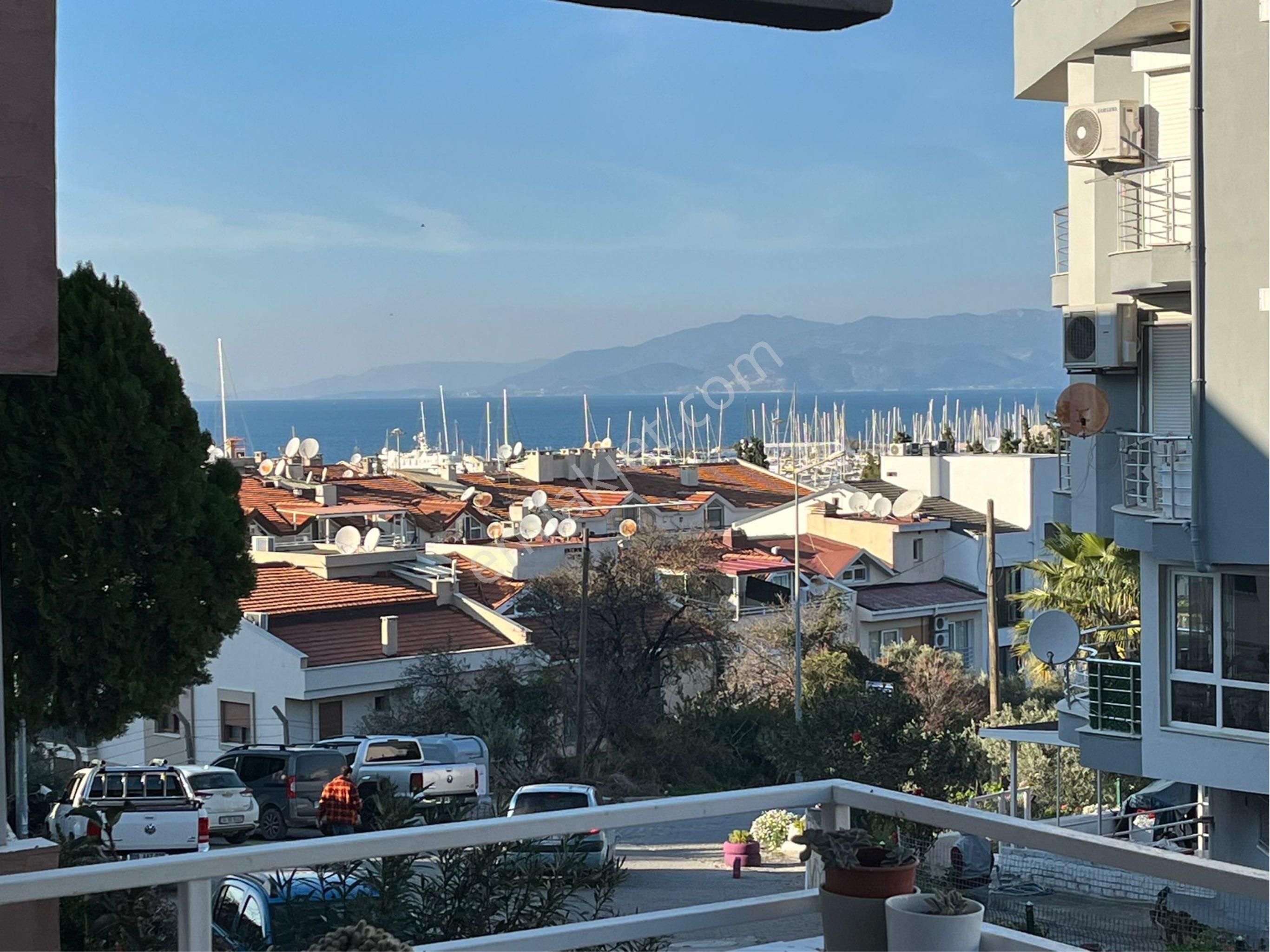 Marina'da Deniz Manzaralı 3+1 Tadilatlı Masrafsız Satılık Daire