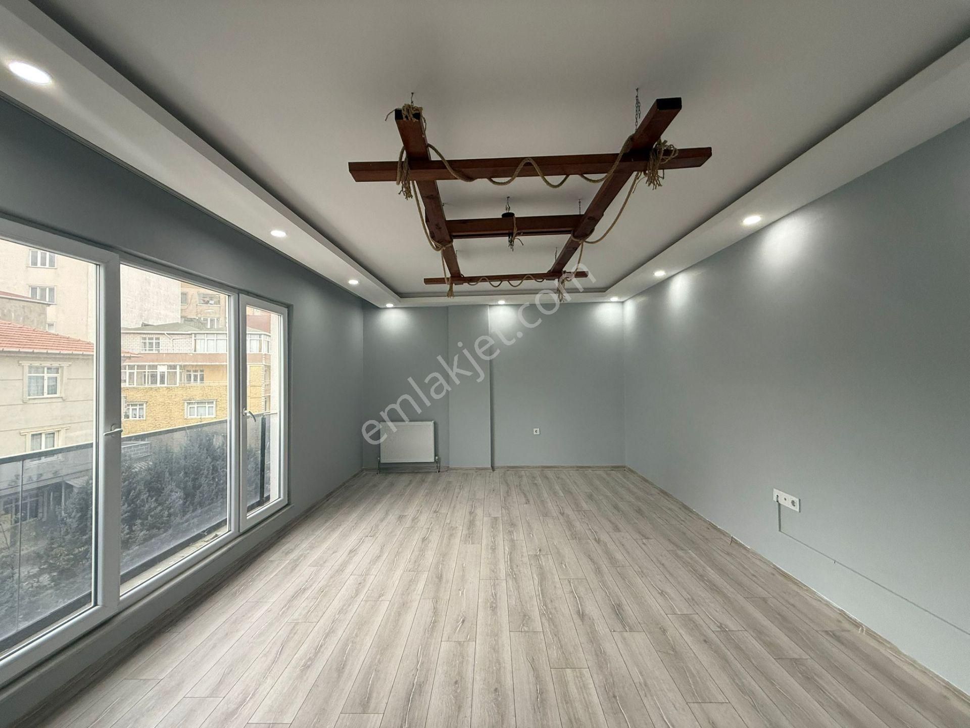 Akyüz Gayrimenkul Den; Merkezı Konumda Iskanlı,kombılı ,çıft Banyolu Satılık 3+1 Daire - Görsel 11