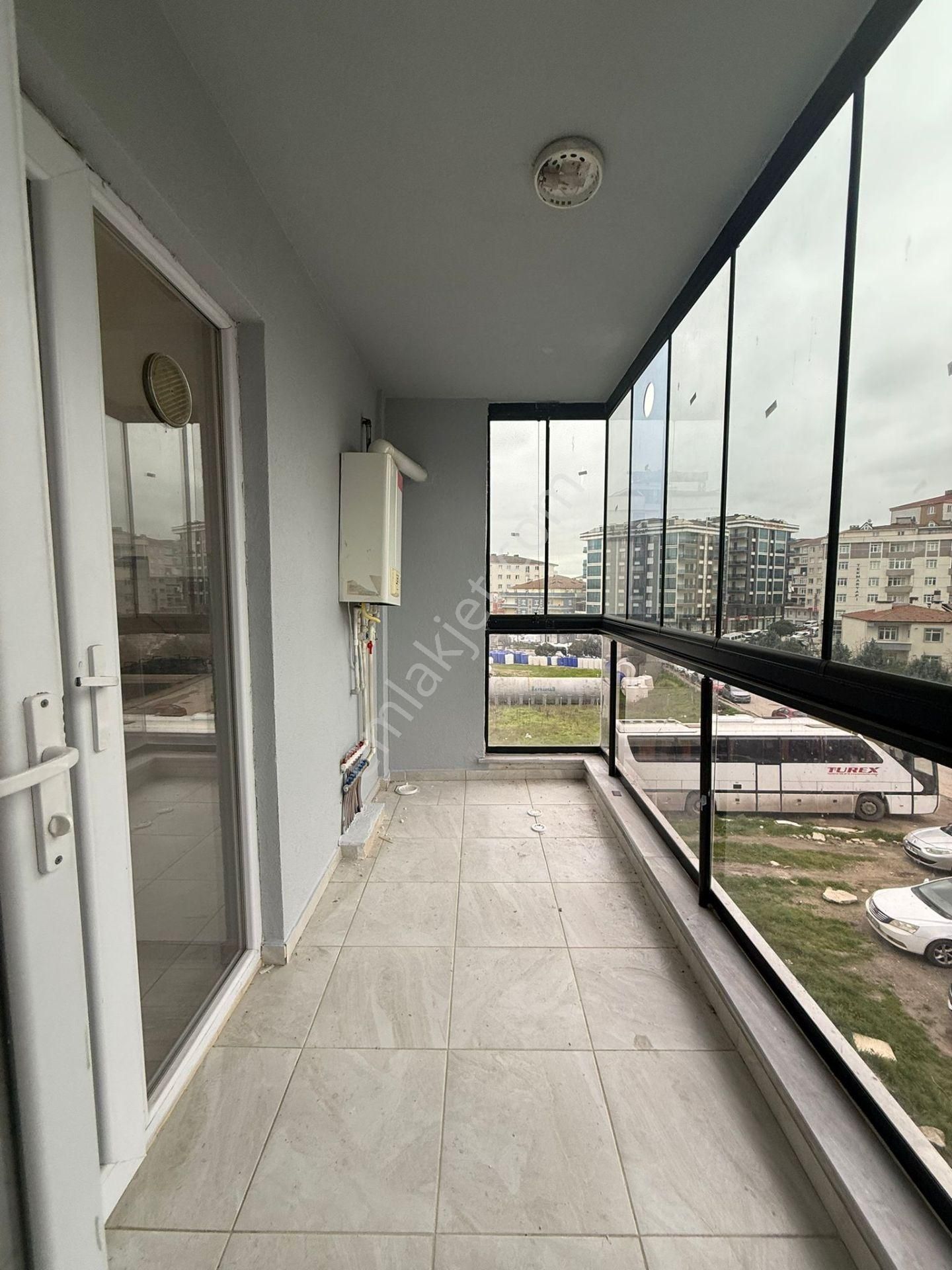 Akyüz Gayrimenkul Den; Merkezı Konumda Iskanlı,kombılı ,çıft Banyolu Satılık 3+1 Daire - Görsel 9