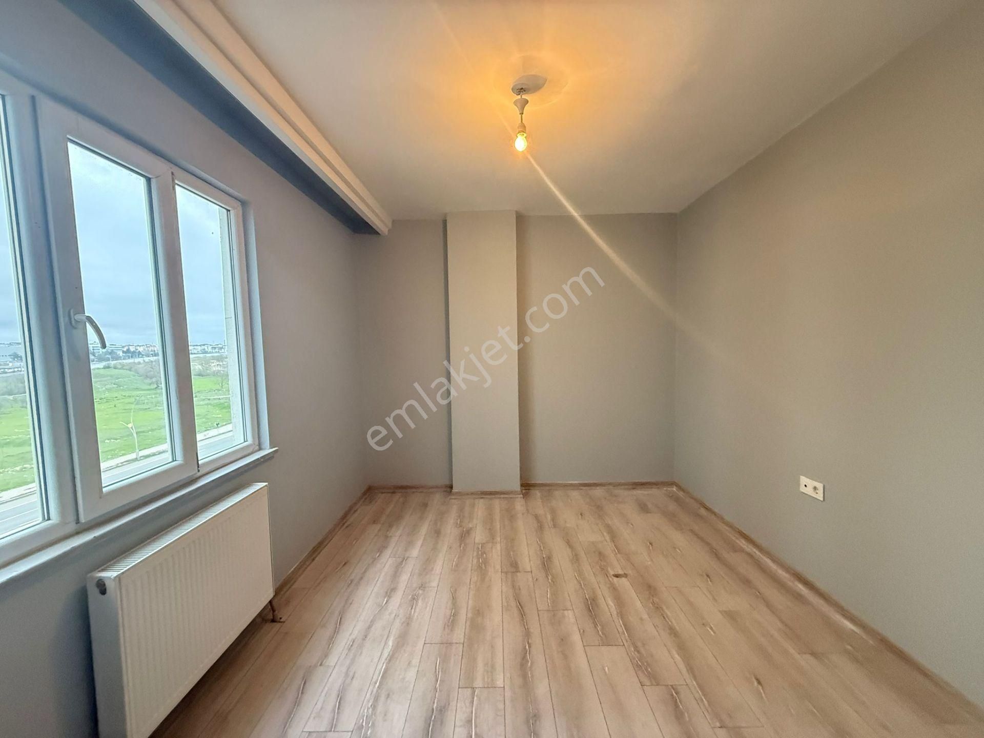 Akyüz Gayrimenkul Den; Merkezı Konumda Iskanlı,kombılı ,çıft Banyolu Satılık 3+1 Daire - Görsel 22