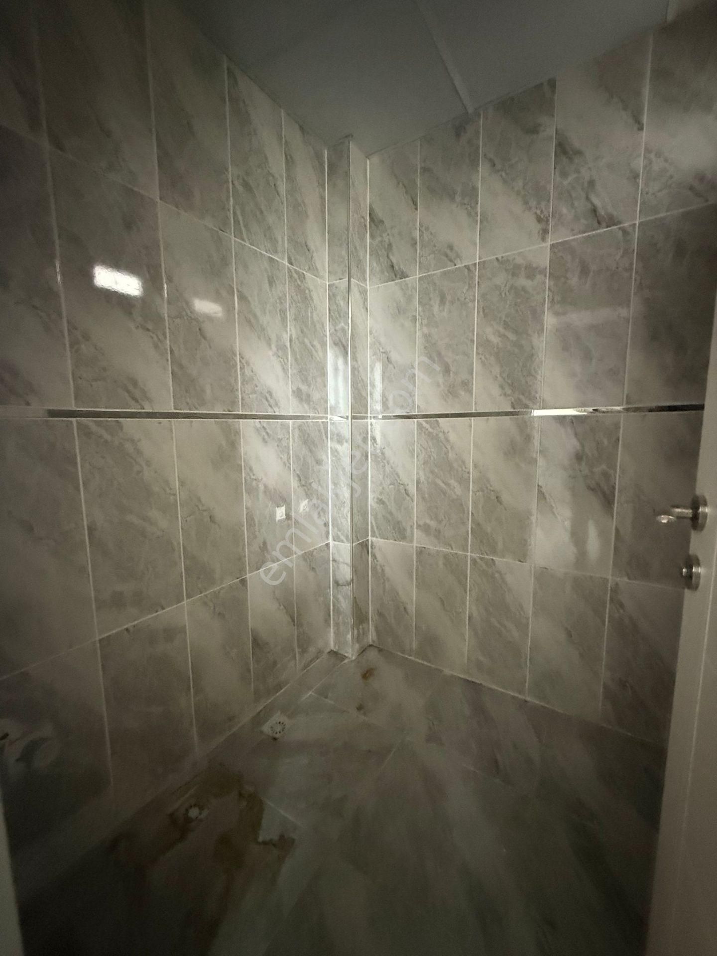 Akyüz Gayrimenkul Den; Merkezı Konumda Iskanlı,kombılı ,çıft Banyolu Satılık 3+1 Daire - Görsel 15