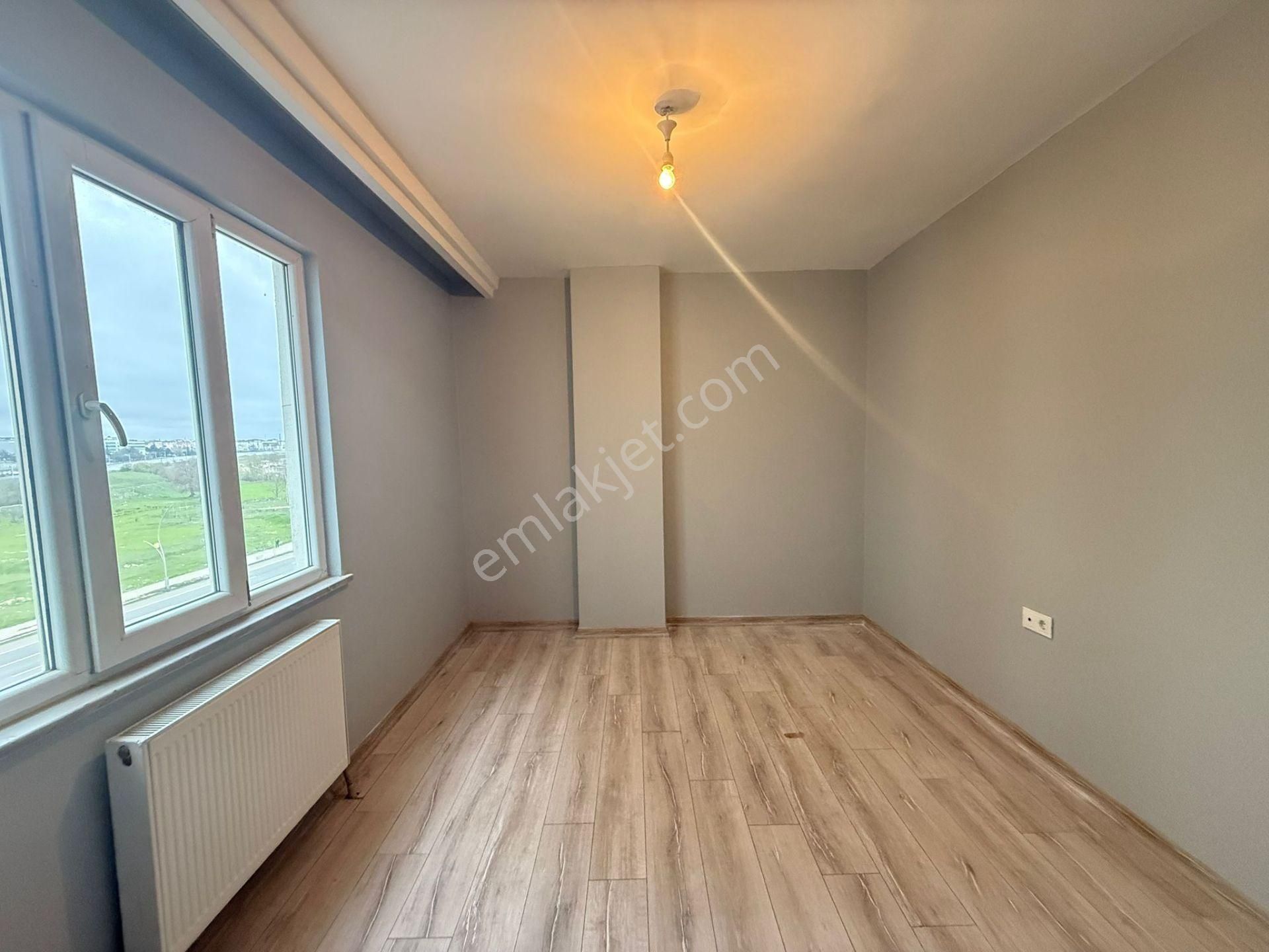 Akyüz Gayrimenkul Den; Merkezı Konumda Iskanlı,kombılı ,çıft Banyolu Satılık 3+1 Daire - Görsel 24