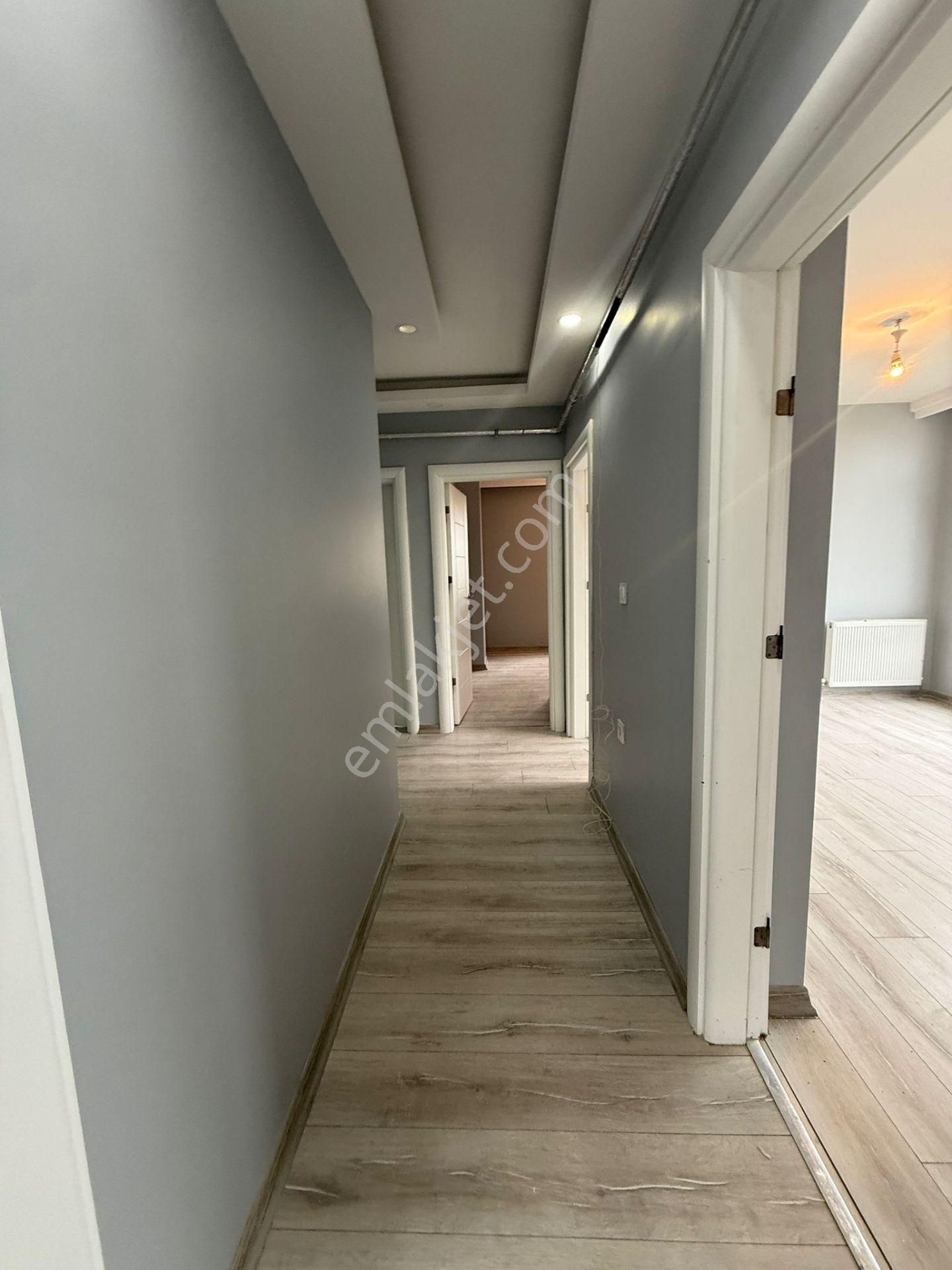 Akyüz Gayrimenkul Den; Merkezı Konumda Iskanlı,kombılı ,çıft Banyolu Satılık 3+1 Daire - Görsel 5