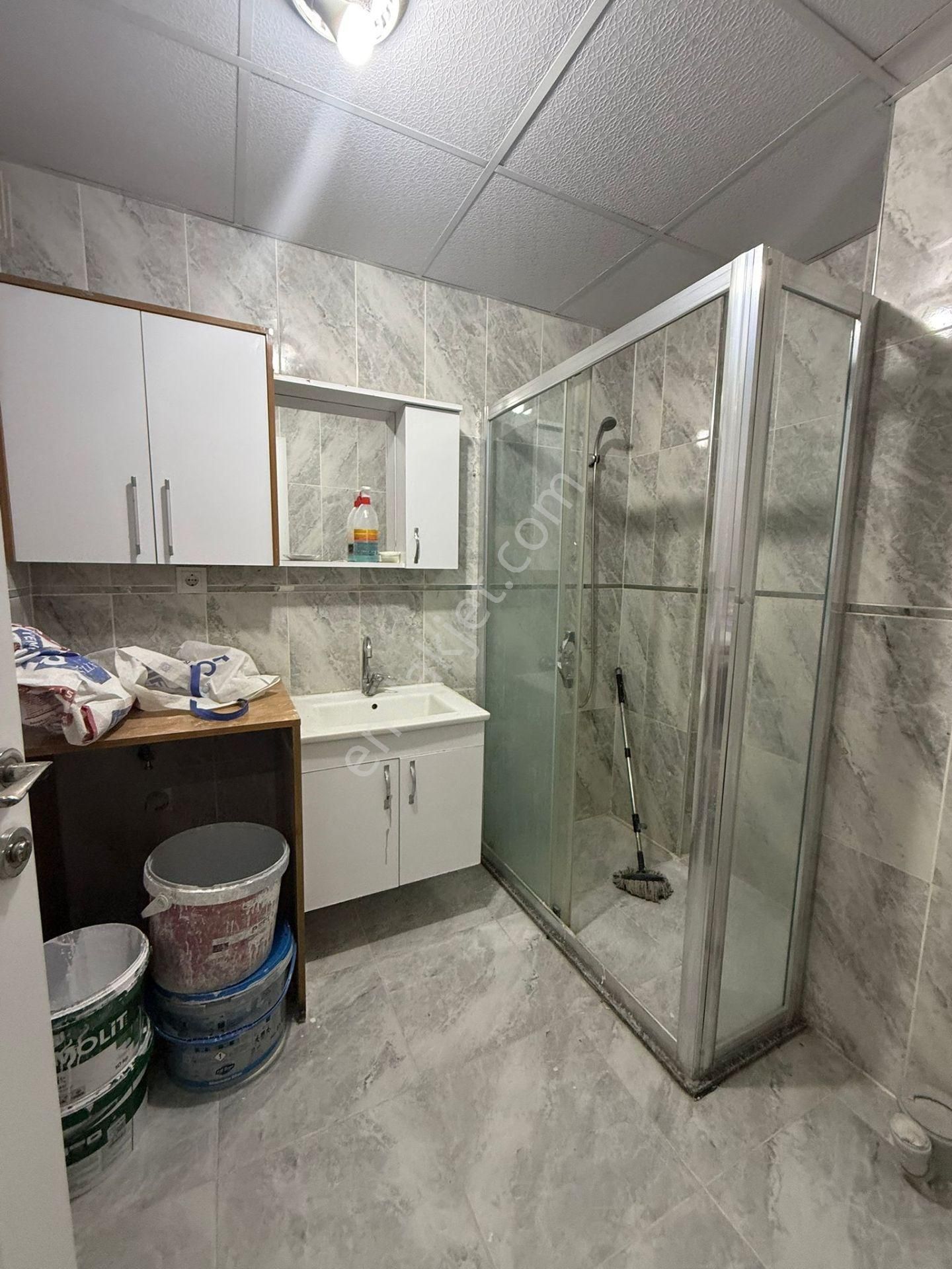 Akyüz Gayrimenkul Den; Merkezı Konumda Iskanlı,kombılı ,çıft Banyolu Satılık 3+1 Daire - Görsel 4