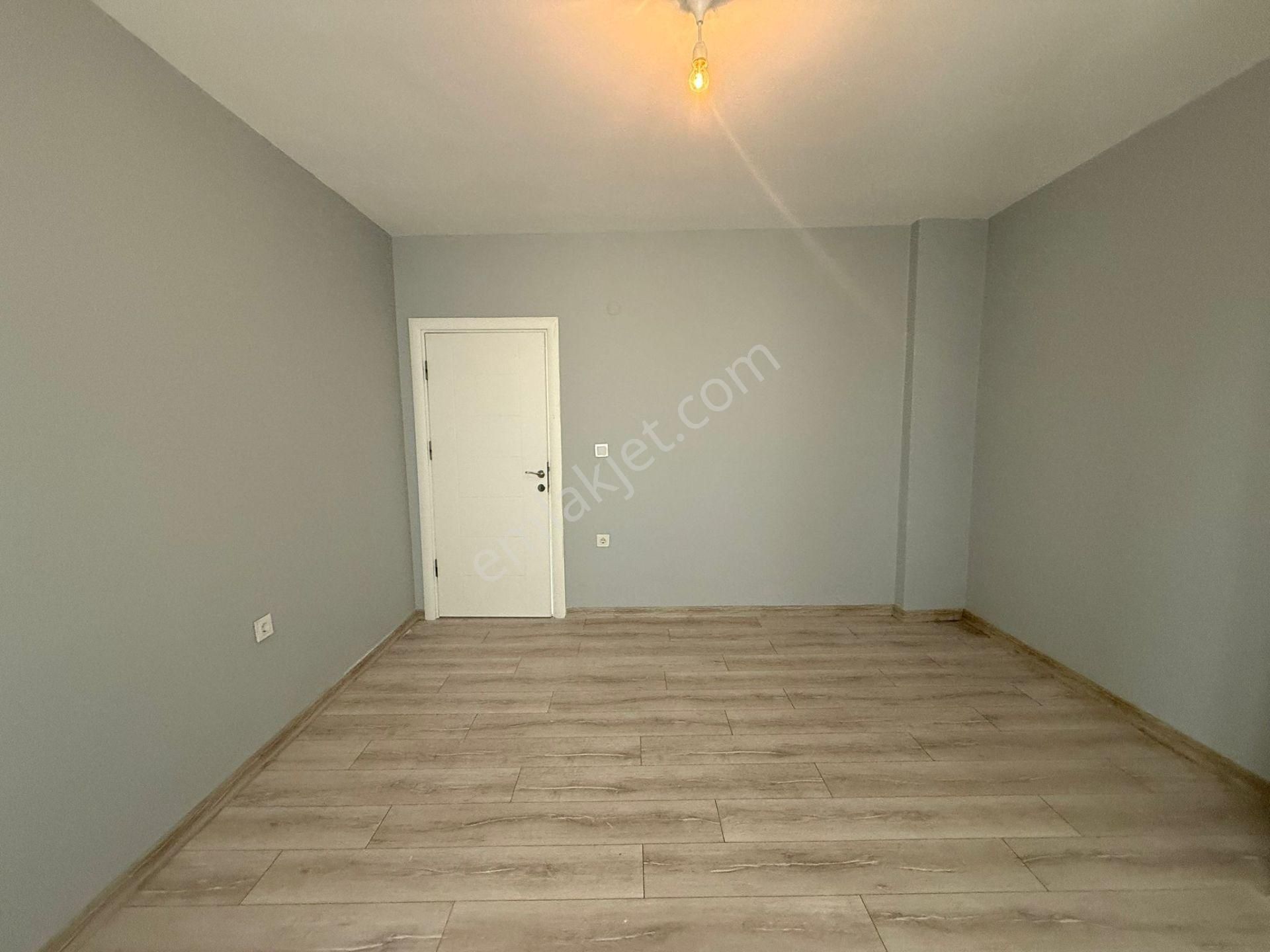 Akyüz Gayrimenkul Den; Merkezı Konumda Iskanlı,kombılı ,çıft Banyolu Satılık 3+1 Daire - Görsel 13
