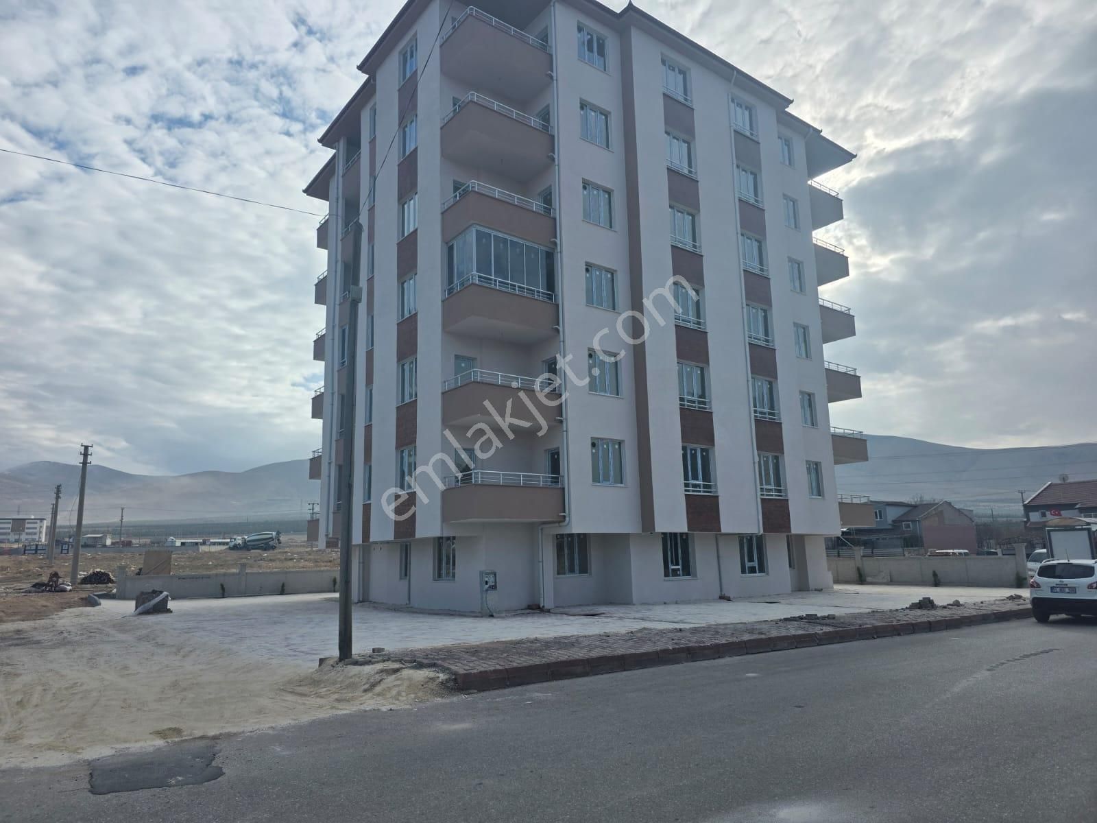 İlhanlı Mah. İnsel Camiiye Yakın 3+1 Arakat Sıfır Satılık Daire