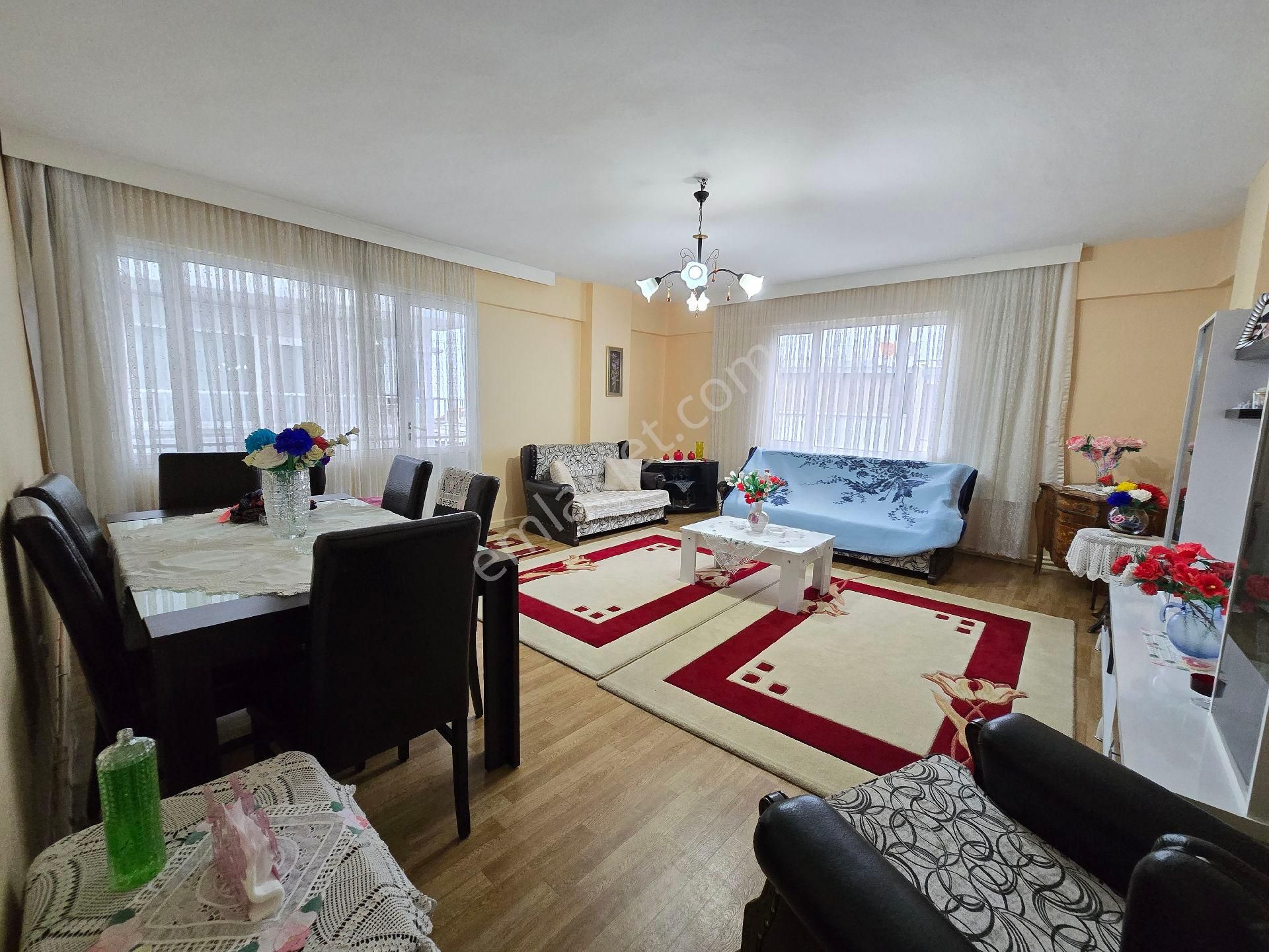 Uçan Emlak- Yeşilyurt Merkez 3+1 140m2 Ara Kat Bakımlı