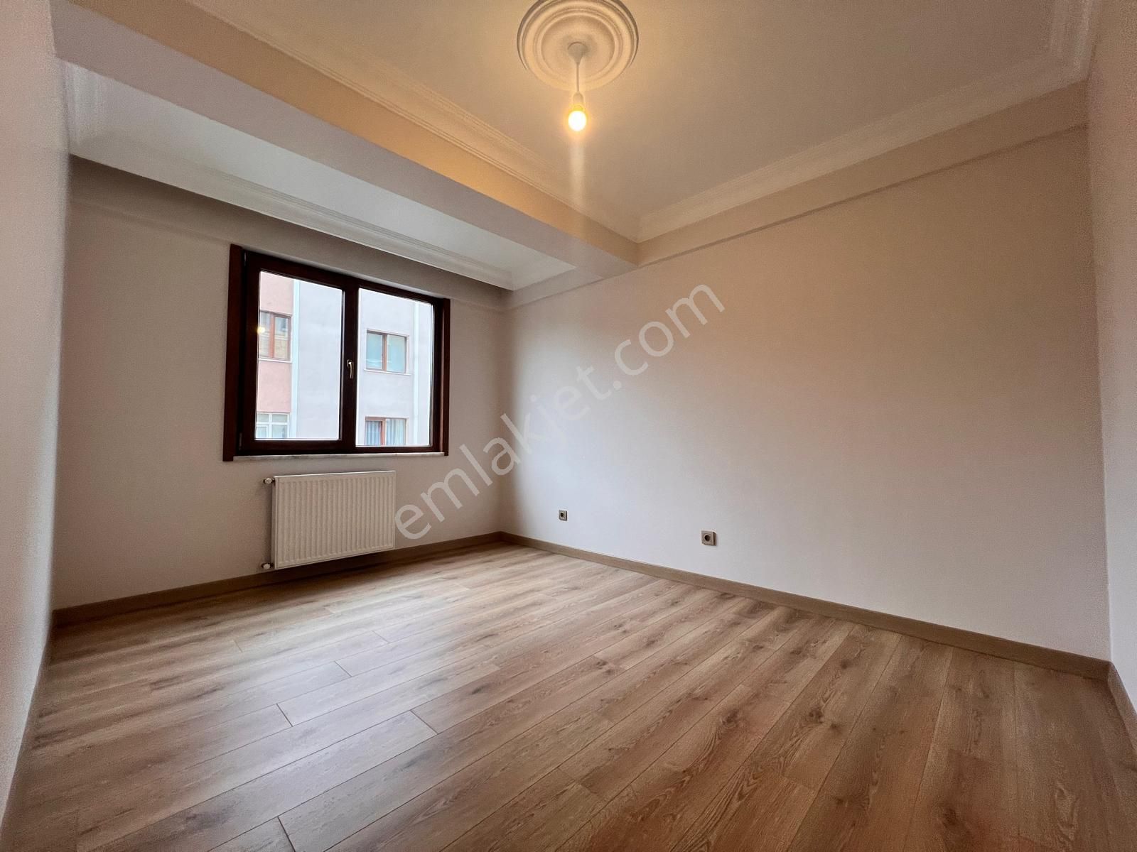 Küçükyalı'da Ön Cephe Cam Balkonlu Dekorlu 3+1 Daire