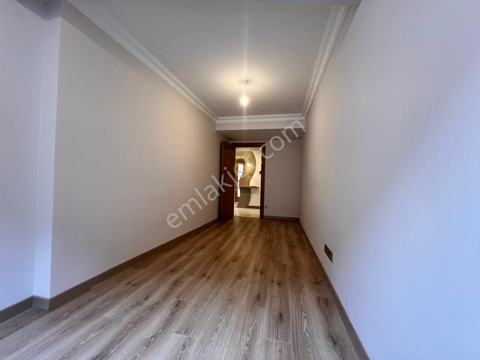 Küçükyalı'da Ön Cephe Cam Balkonlu Dekorlu 3+1 Daire - Görsel 5