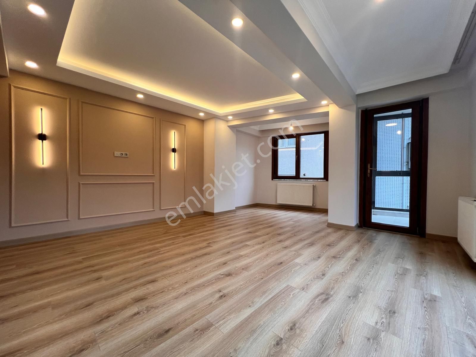 Küçükyalı'da Ön Cephe Cam Balkonlu Dekorlu 3+1 Daire - Görsel 3