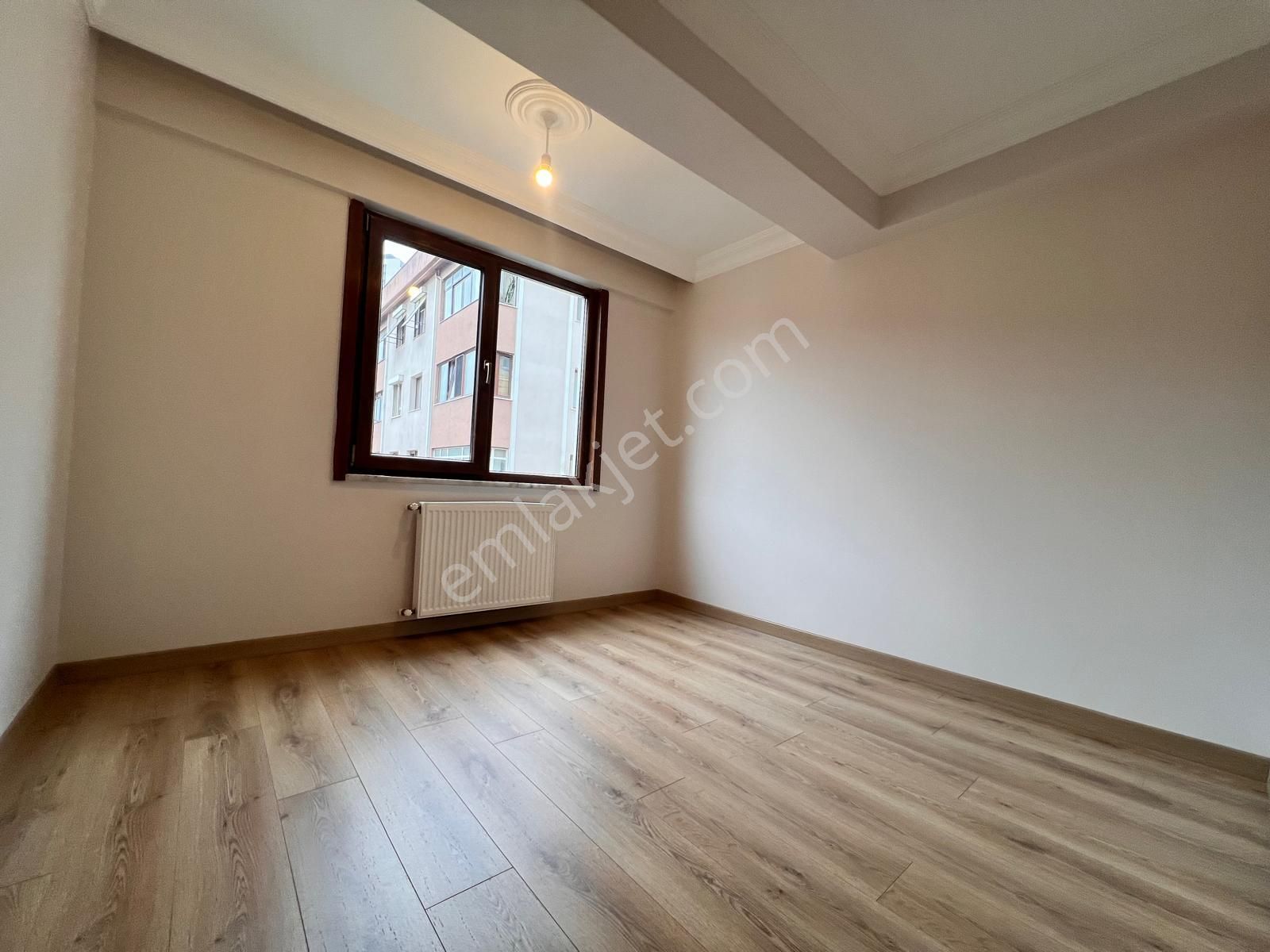 Küçükyalı'da Ön Cephe Cam Balkonlu Dekorlu 3+1 Daire - Görsel 4