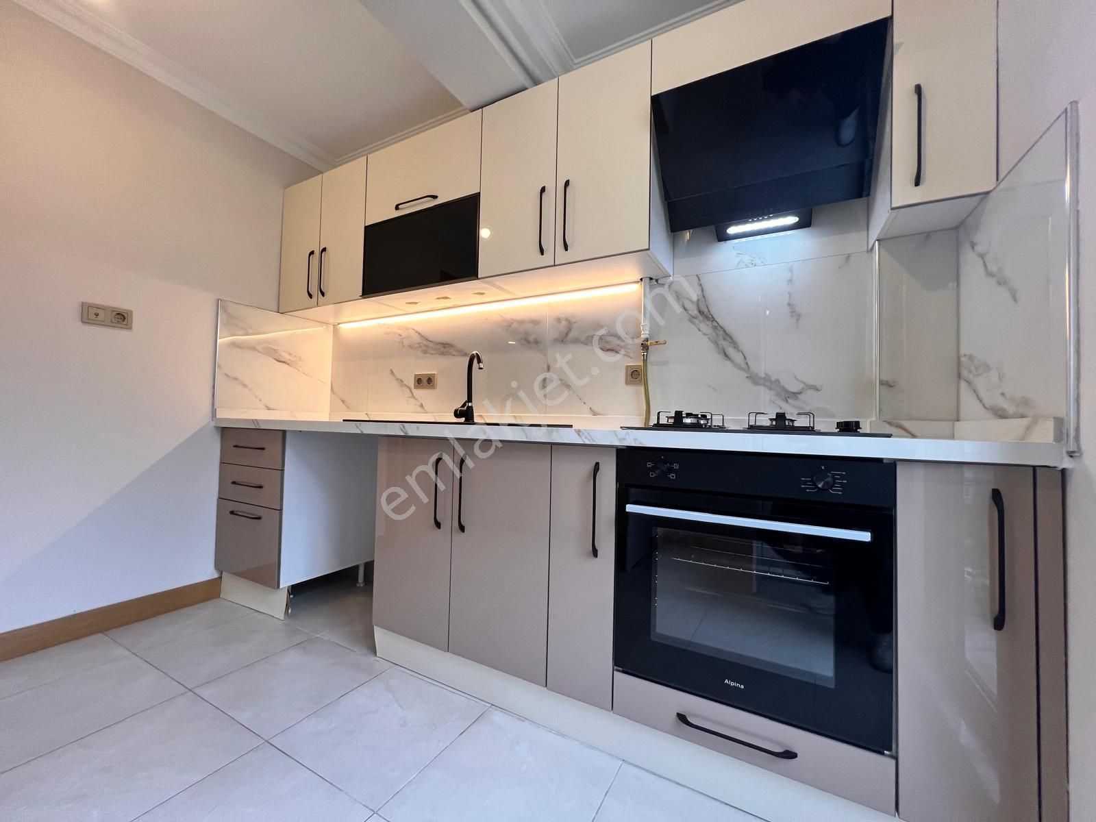 Küçükyalı'da Ön Cephe Cam Balkonlu Dekorlu 3+1 Daire - Görsel 17