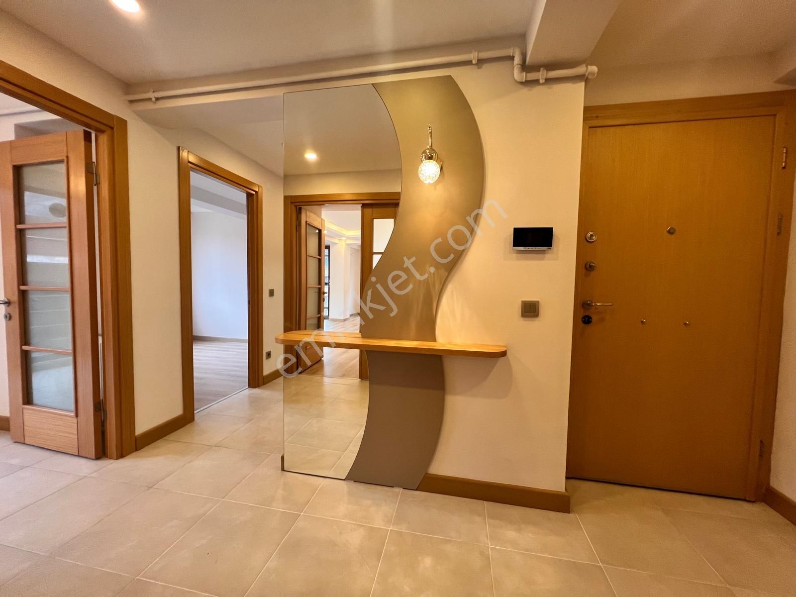 Küçükyalı'da Ön Cephe Cam Balkonlu Dekorlu 3+1 Daire - Görsel 6