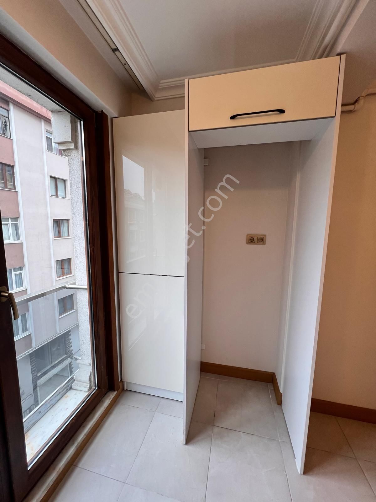 Küçükyalı'da Ön Cephe Cam Balkonlu Dekorlu 3+1 Daire - Görsel 21