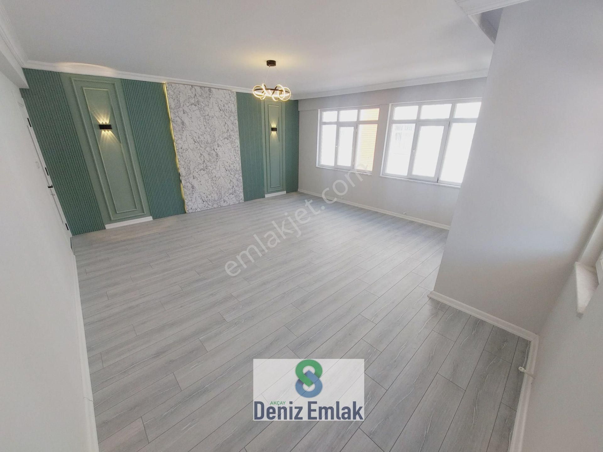 Denizden Akçayda Öncephe Arakat Full Yapılı Geniş Satılık 2+1 Daire.