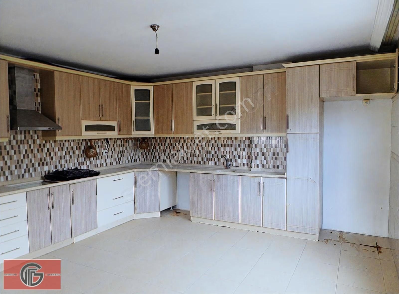 Bahçeşehir'de,2.kat,4+1,açık Mutfak,çift Banyo Kiralık Müstakil