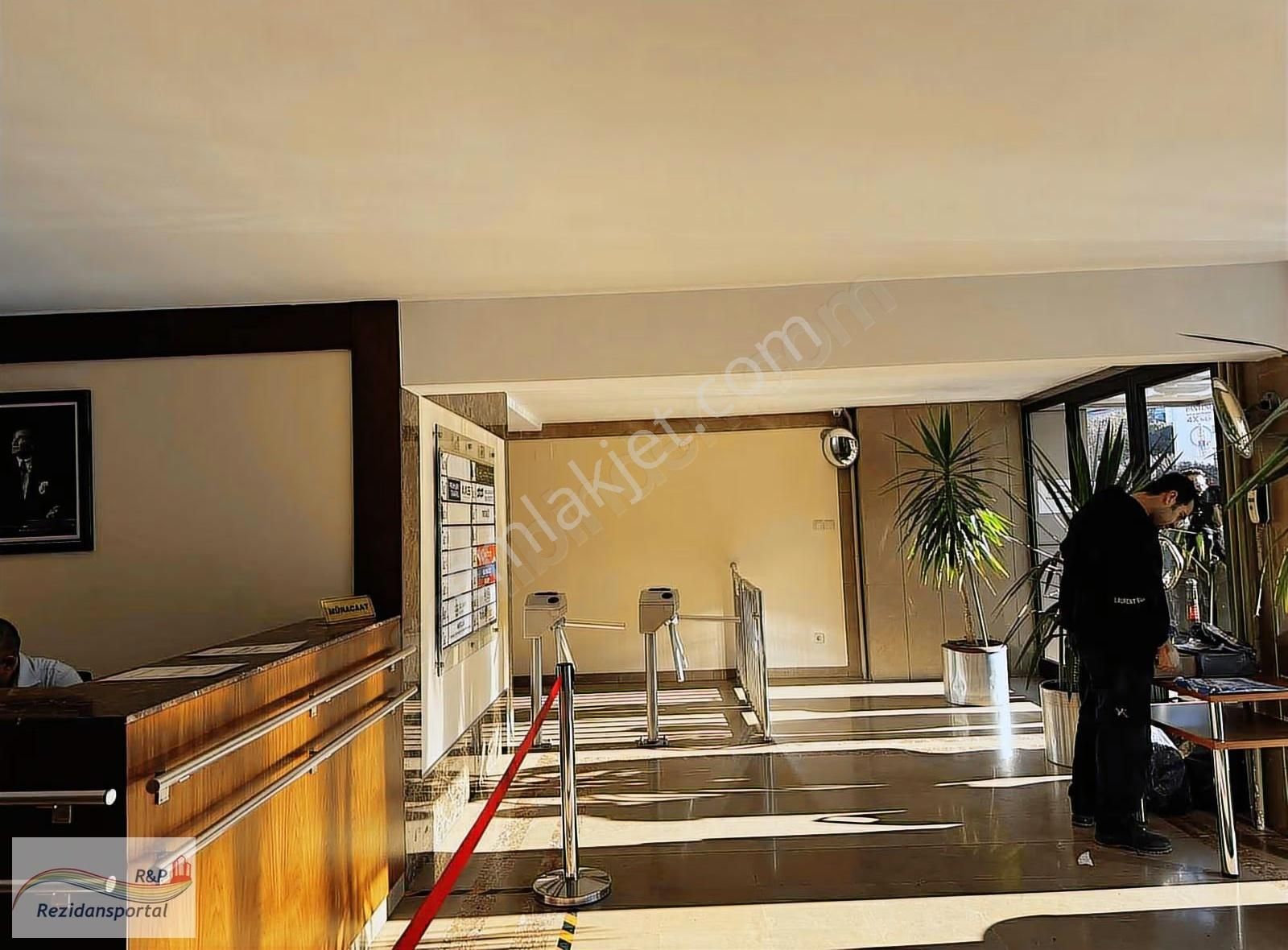 Gayrettepe Metro Metrobüse Yakın 7/24güvenlik 900 M2kiralık Ofis