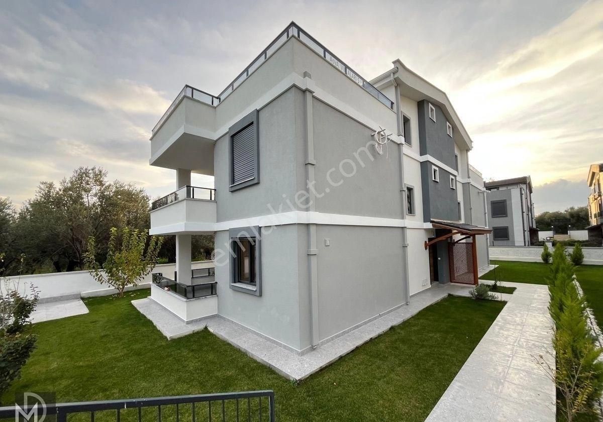 Altınoluk Narlı Sahilinde Muhteşem 4+1 Ayrı Mutfak Trıplex Villa - Görsel 16