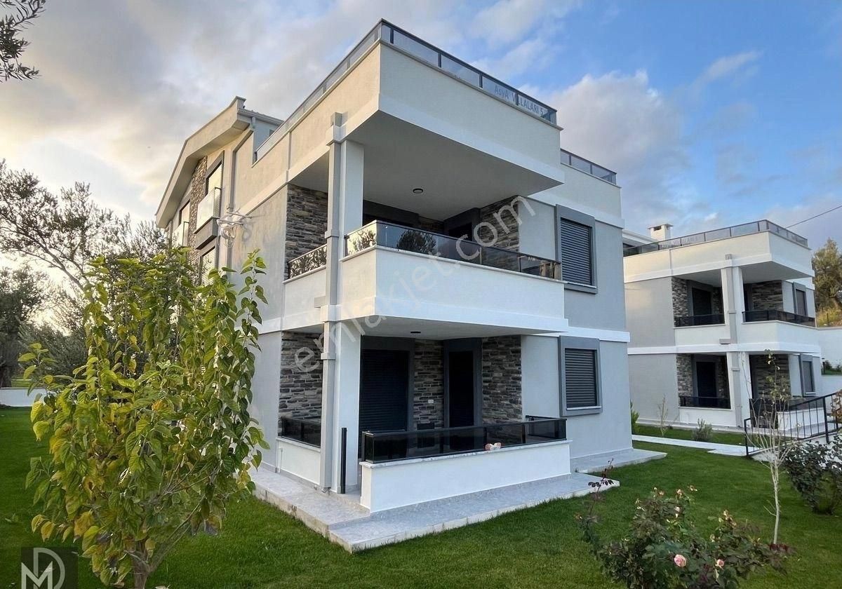 Altınoluk Narlı Sahilinde Muhteşem 4+1 Ayrı Mutfak Trıplex Villa