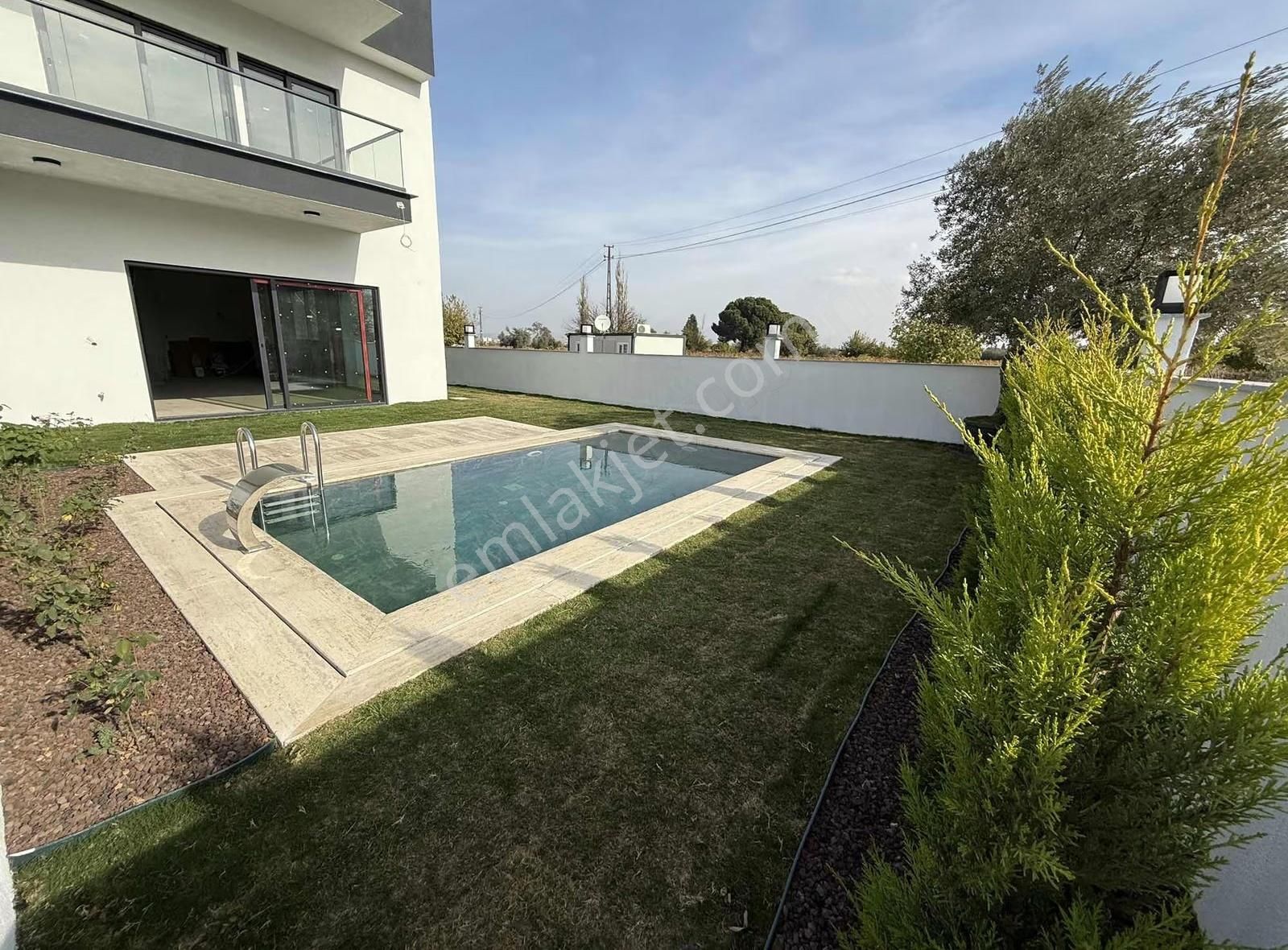 Havuzlu Tripleks 4+1 Konforlu Yaşam Sunan Satılık 310 M2 Villa - Görsel 7