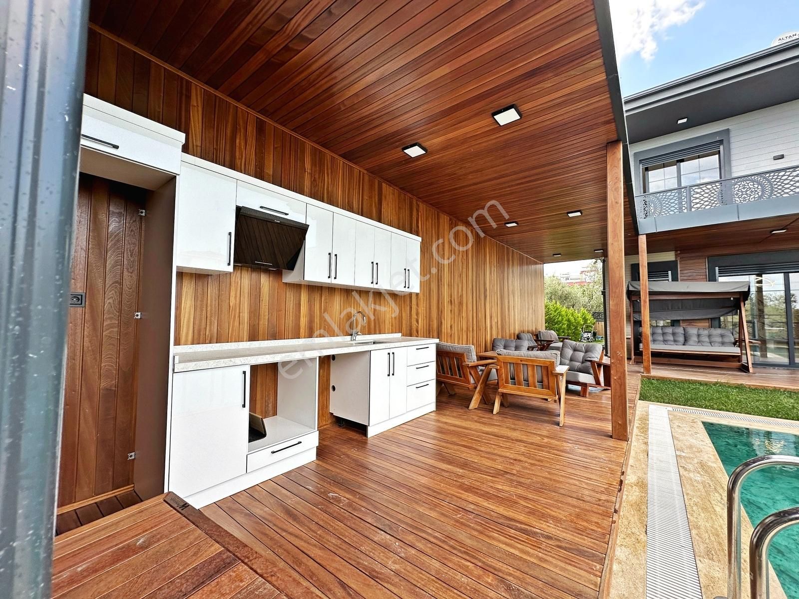 Ayanoğlundan Altınoluk Deniz Manzaralı Devasa Bahçeli 4+1 Villa - Görsel 3