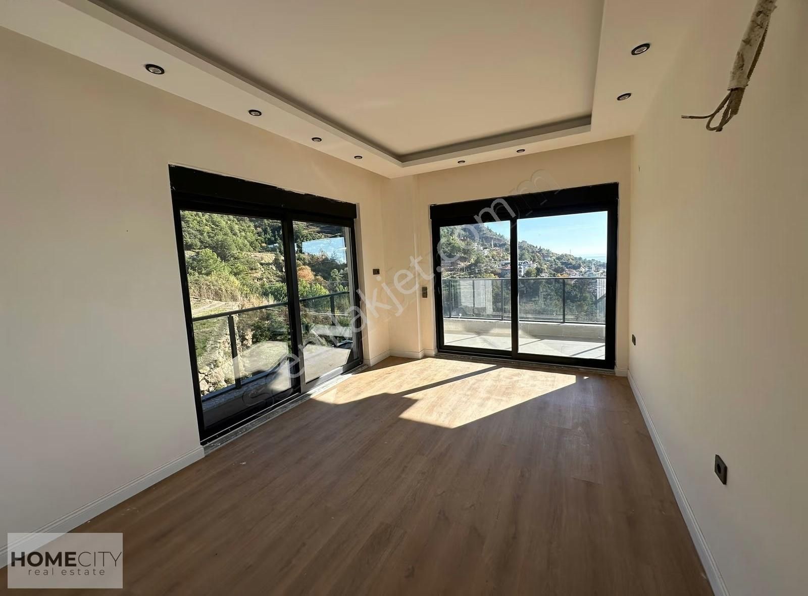 Alanya Tepe 3+2 450m2 Müstakill Tripleks Panoramik Deniz Manzara - Görsel 30