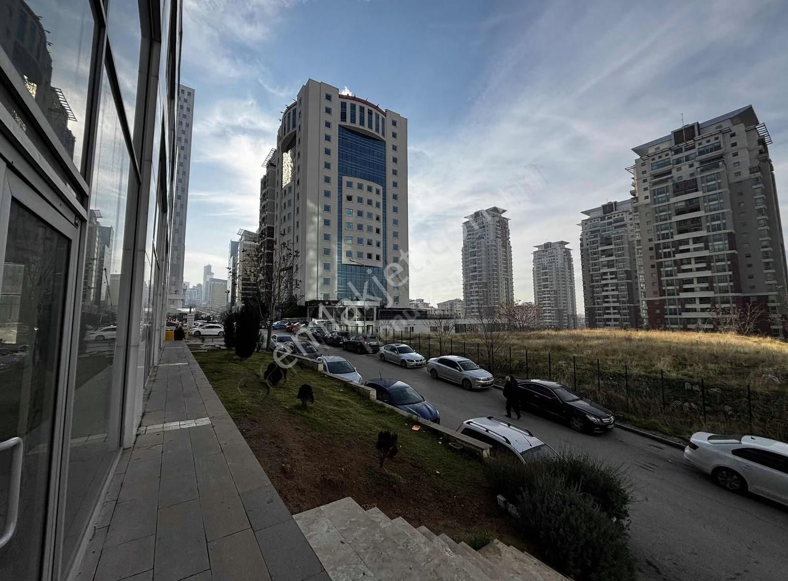 Çukurambarda 1000 M2 Satılık Dükkan
