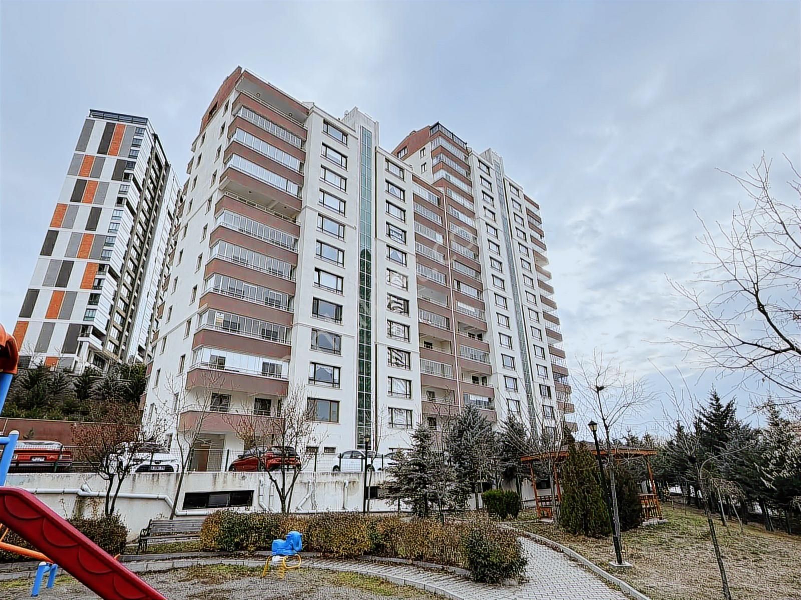 Kırkkonaklar'da Boş Site İçinde 8 Katta Manzaralı 4+1 Satılık