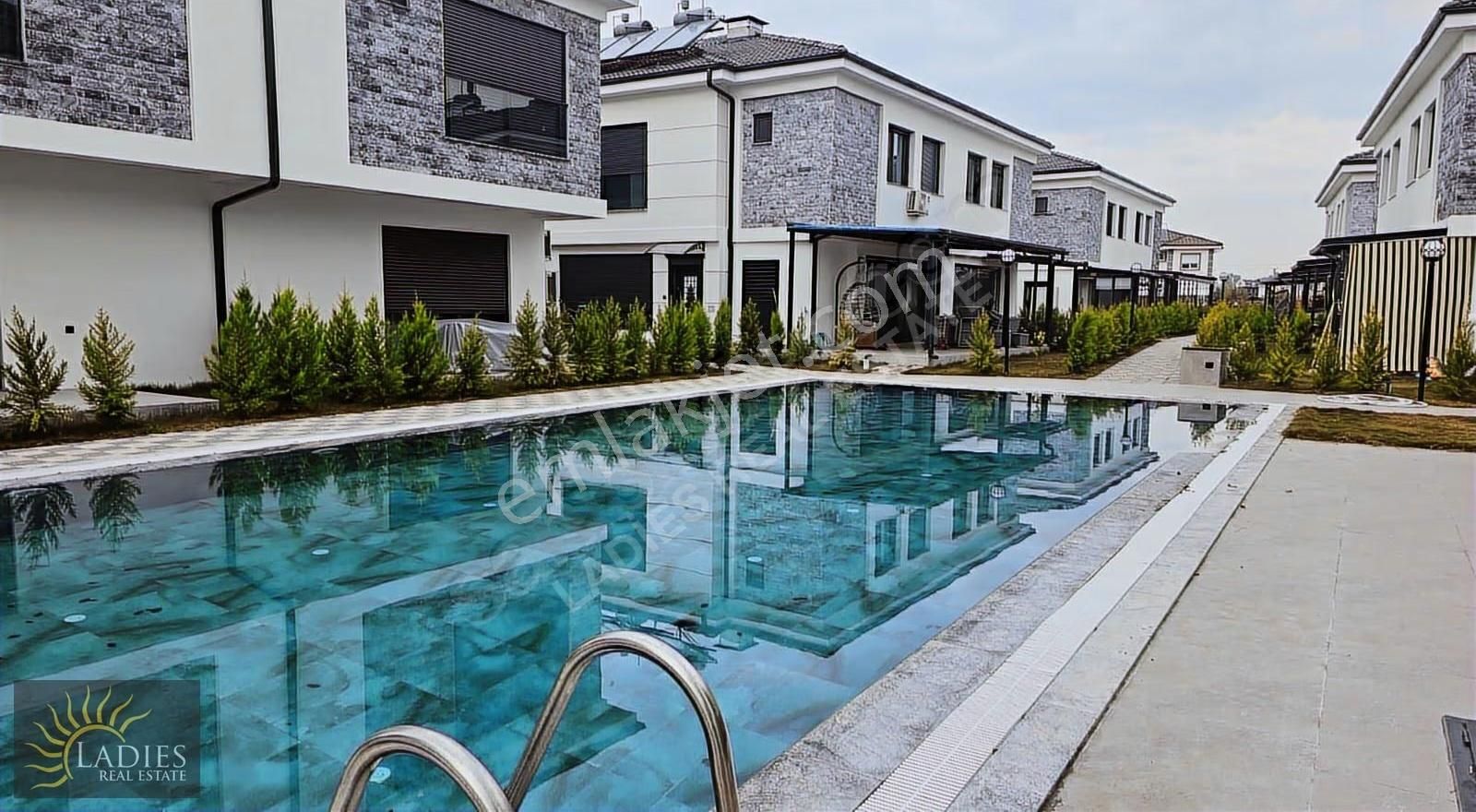 Ladies Emlaktan Karaçalıda Havuzlu 2+1 Satılık Villa