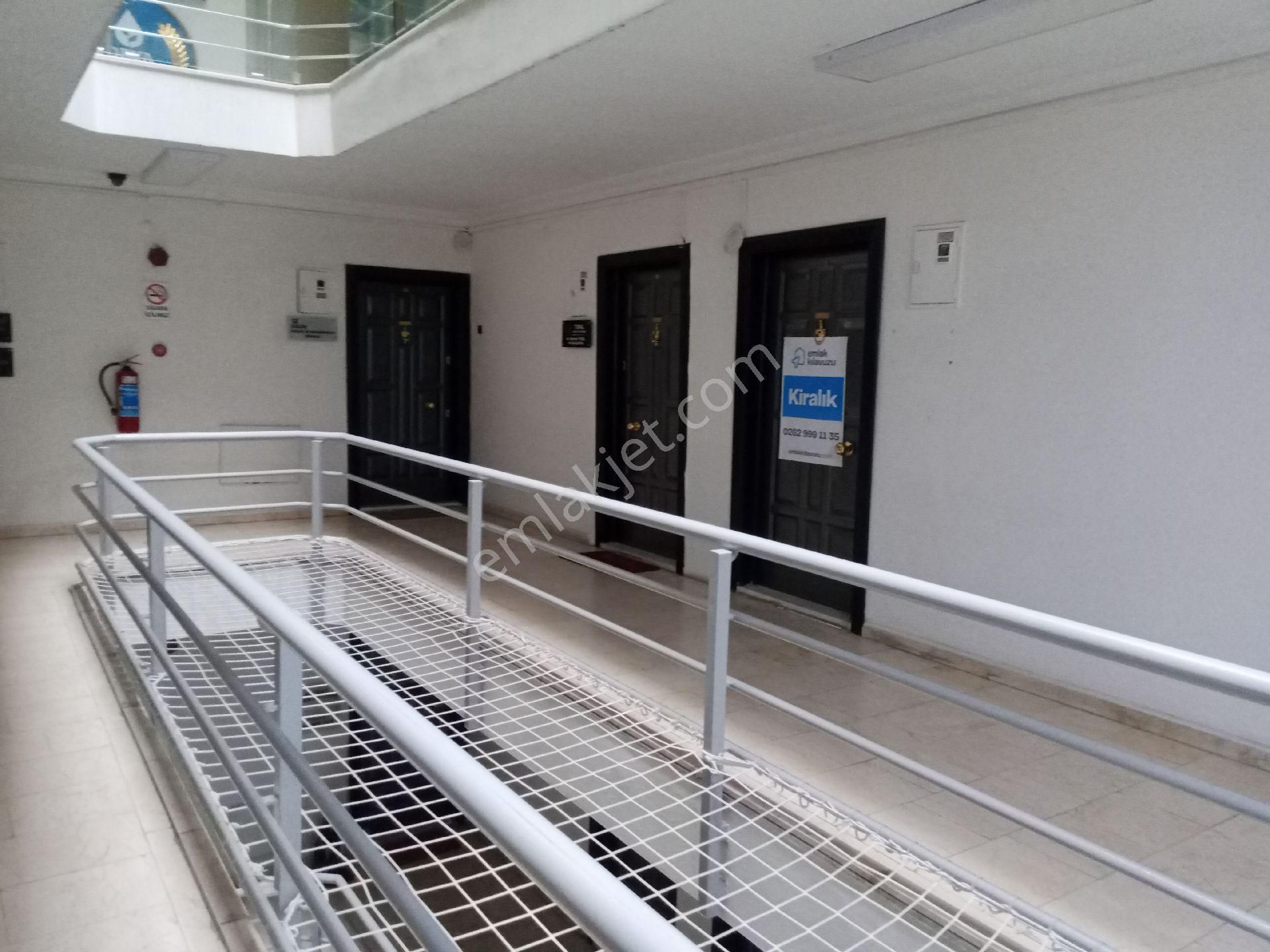 İzmit Merkezde İstanbul Yolu Cepheli Kiralık Ofis / Büro