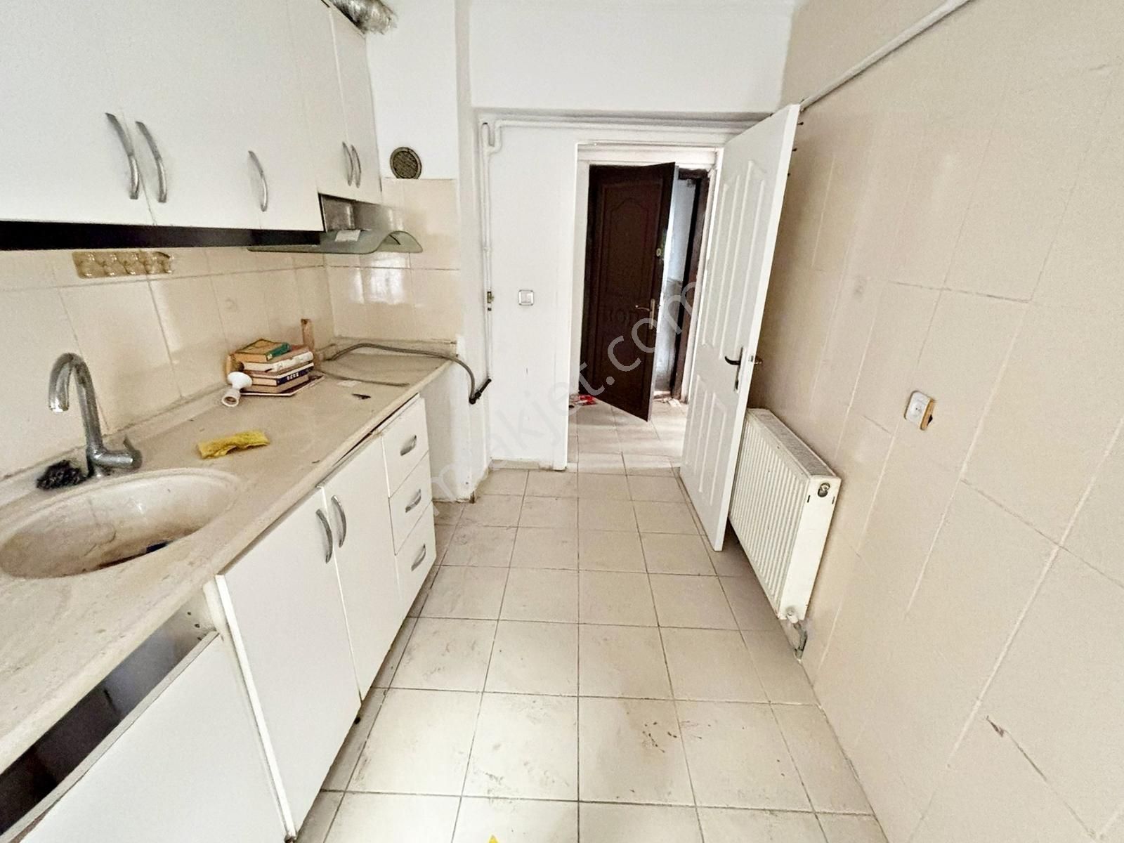 Valentia'dan Cadde Yakını Ara Katta Kiralık 3+1 Daire !!!