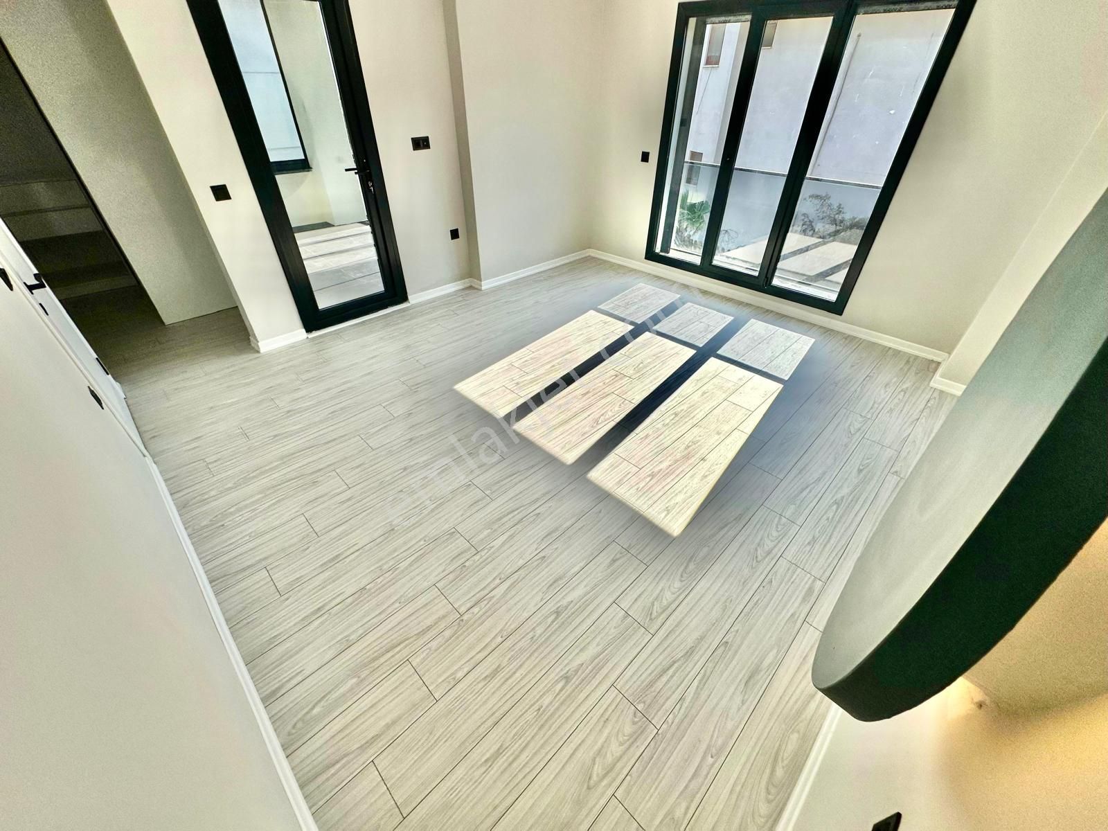 Berkay Demirel'den Göz Alıcı Manzaraya Sahip Sıfır 4+1 Villa - Görsel 14