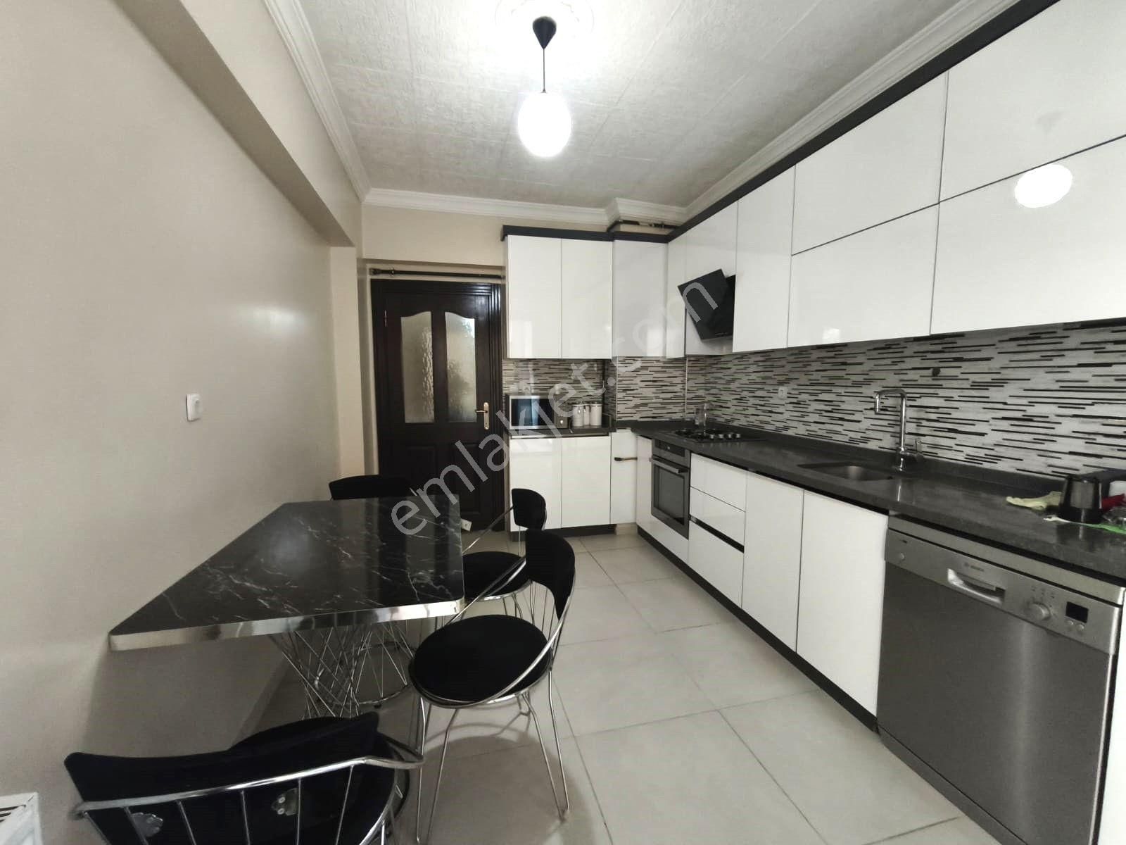 Atanora Vadi'den Dikmen Merkezde Asansörlü 2 Banyolu Geniş Metraj Cadde Paraleli 3+1