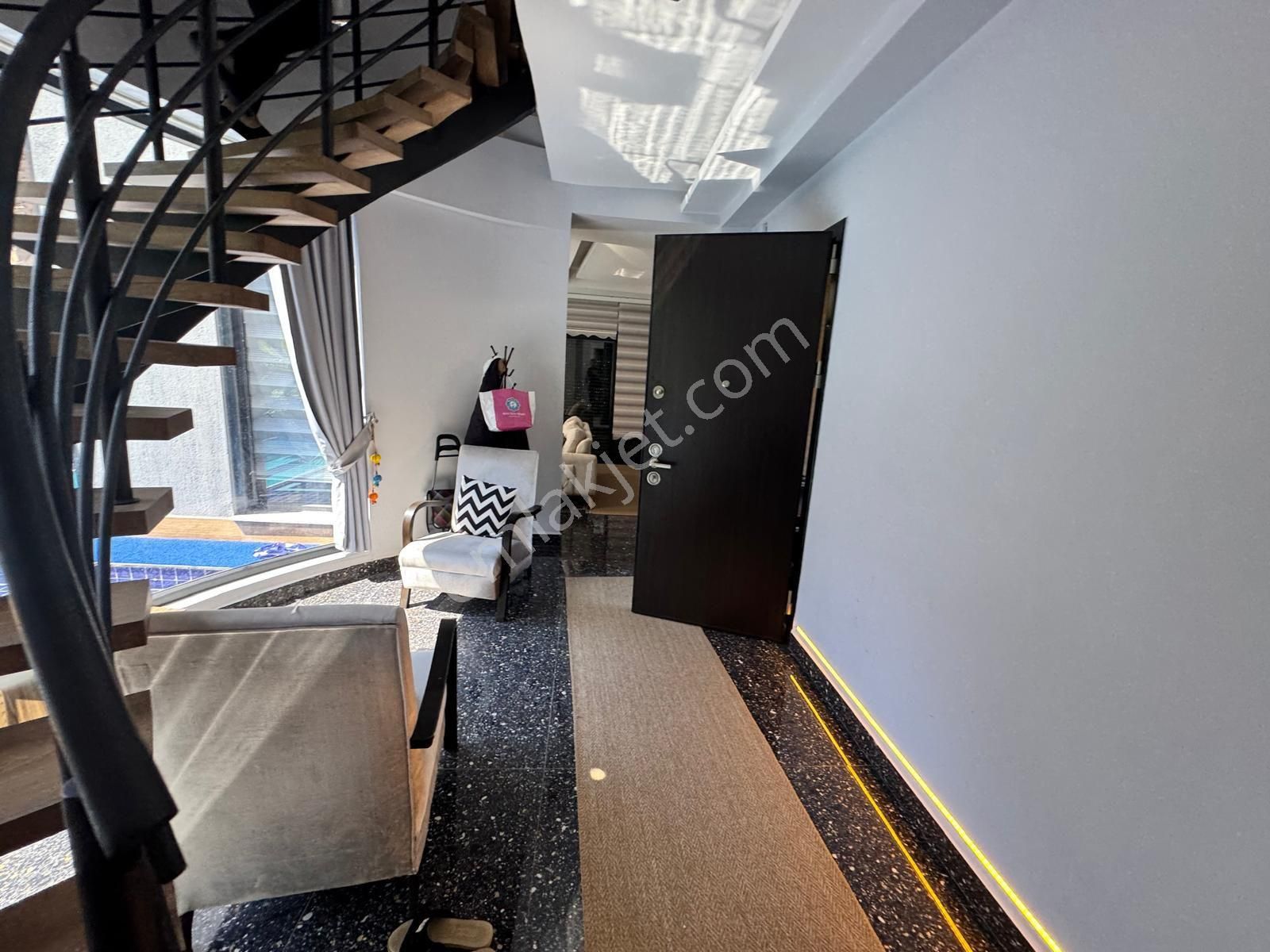 Kuşadası Merkezde Satılık 4+1 Müstakil Bahçeli Villa - Görsel 15