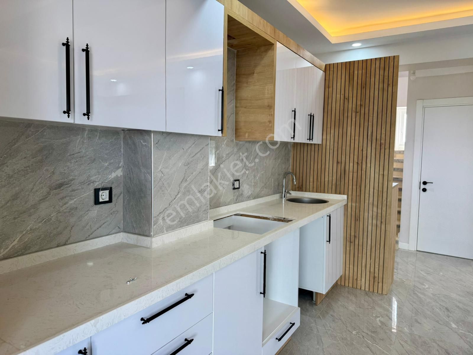 Denize Ve Anayola Yakın, 5+1 ,zemin Katta Odası Olan Lüx Villa! - Görsel 16