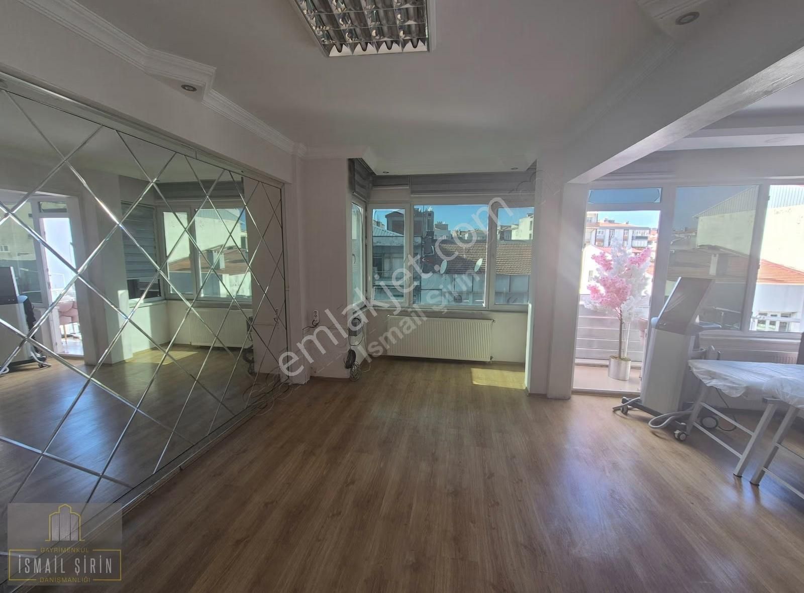Şirinden İstiklal Cd Üzerinde 2+1 Daire Şeklinde 90m2ofis&dükkan