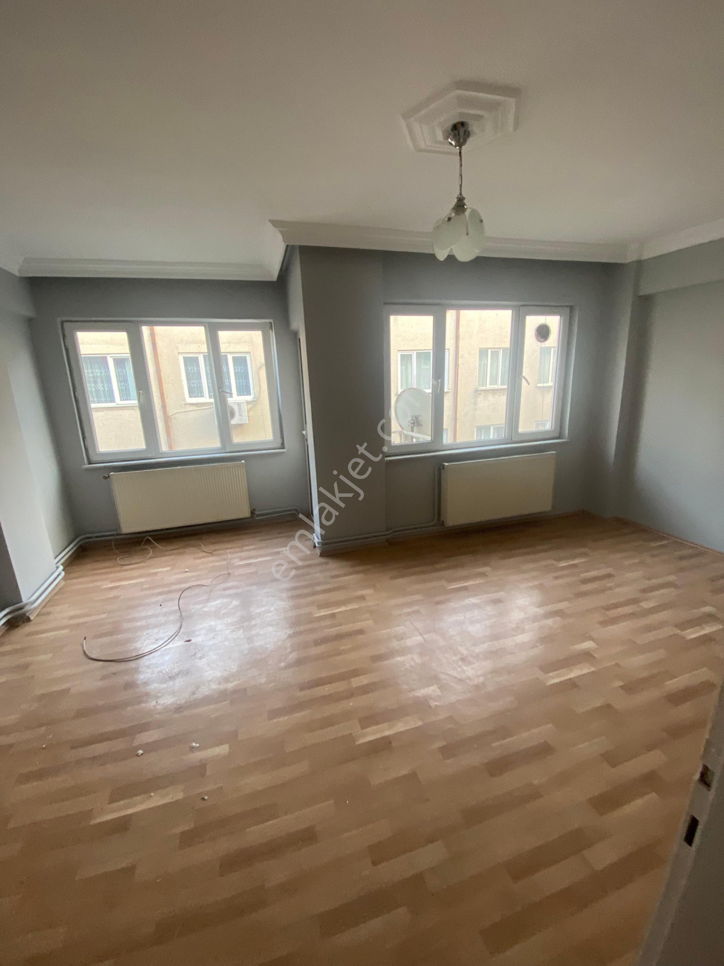 Cihangir Enlaktan Selimiyede Bakımlı Kiralık Daire