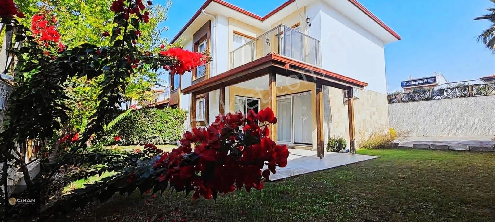 Kuşadası Karaovada Müstakil Denize Yazlık