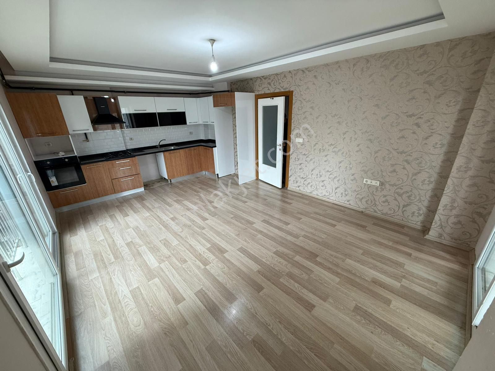 İz'den 100.yıl Merkezi Konum'da Giyinme Odalı 3+1 Satılık Daire