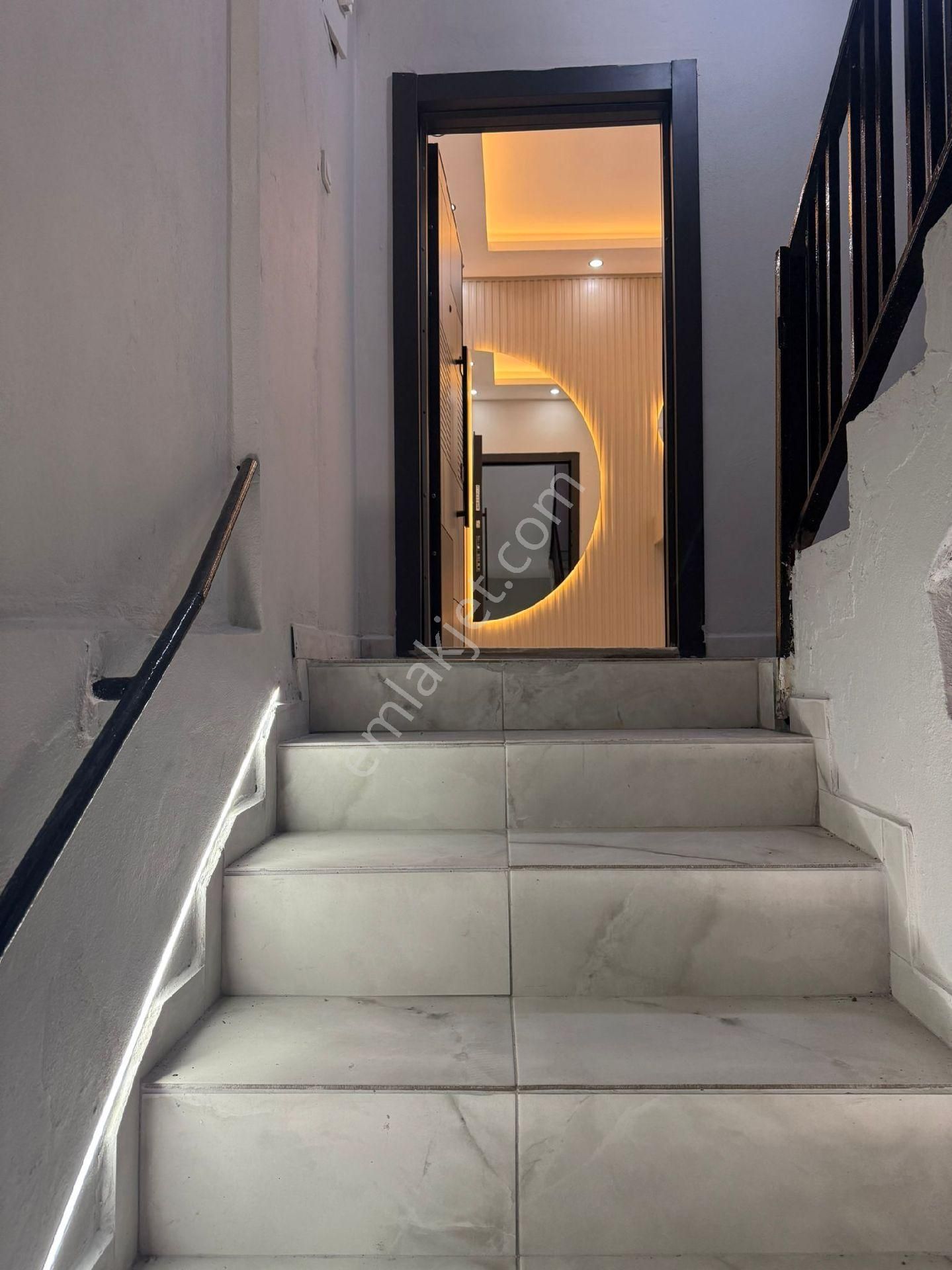 Meydan Mahallesinde Merkezi Konumda Satılık Komple Bina🏢 3 Katlı Müstakil Bina2 Daire + 2 Dükkan - Görsel 3