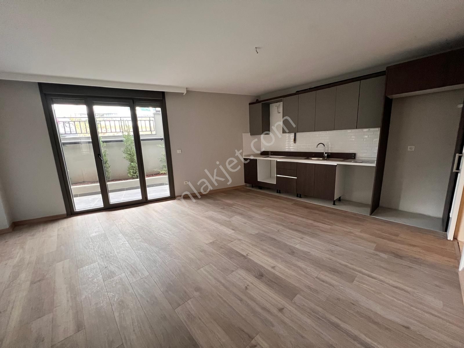 Kaçmaz'dan K.yalı Da Sıfır E'5 Metroya Yakın 1+1