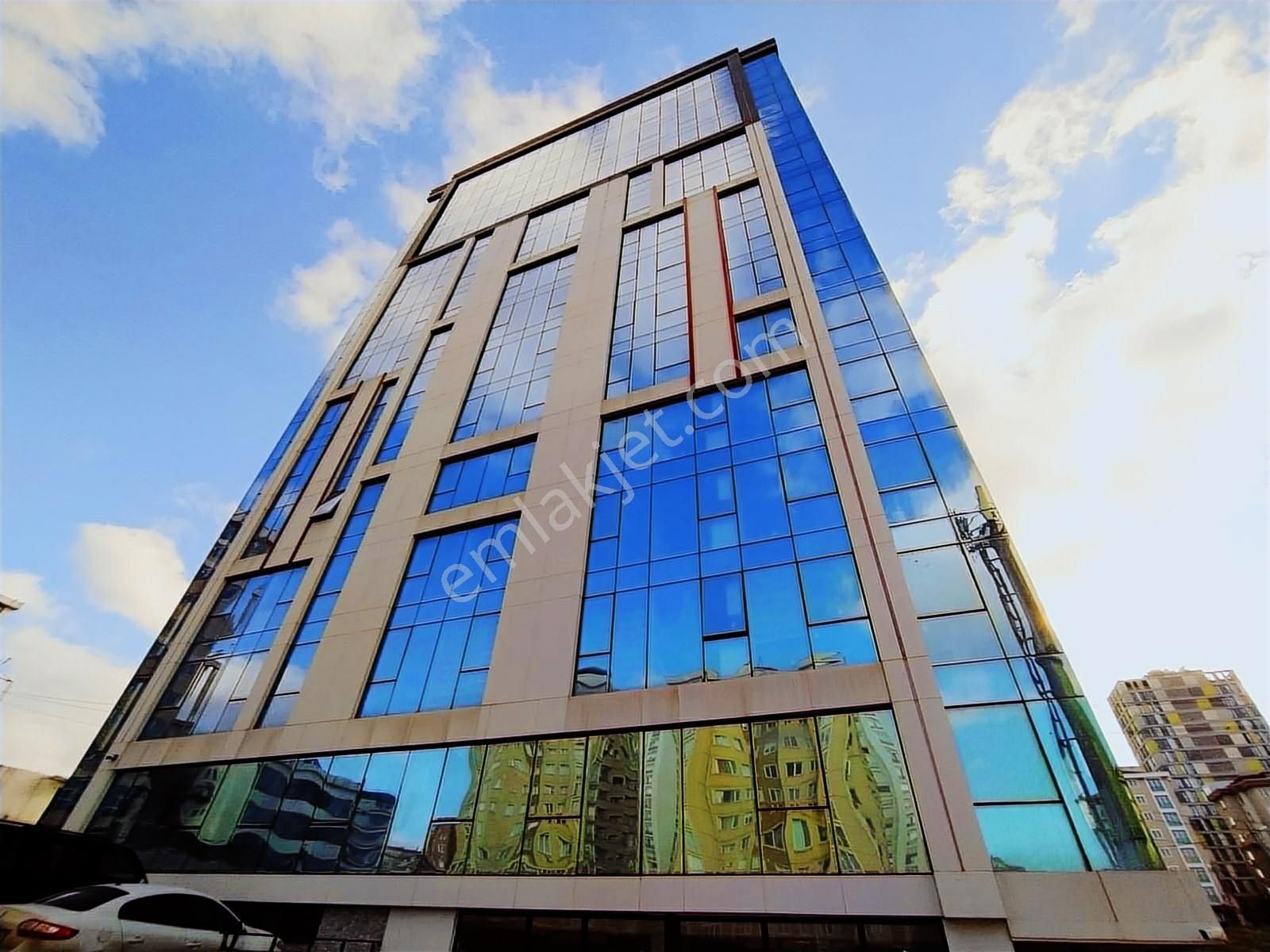 Şerifali'de Merkezi Konumda 7.katta Sosyal Tesisli Kiralık Ofis