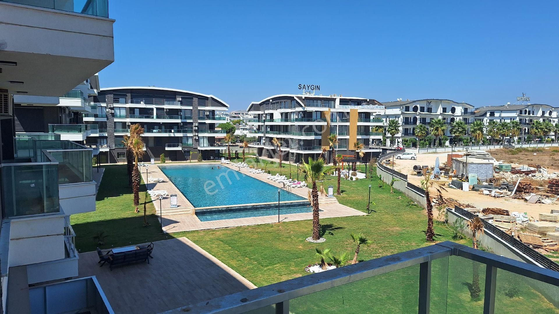 Altınkum'da Havuzlu Sitede Deniz Manzaralı Satılık 2+1