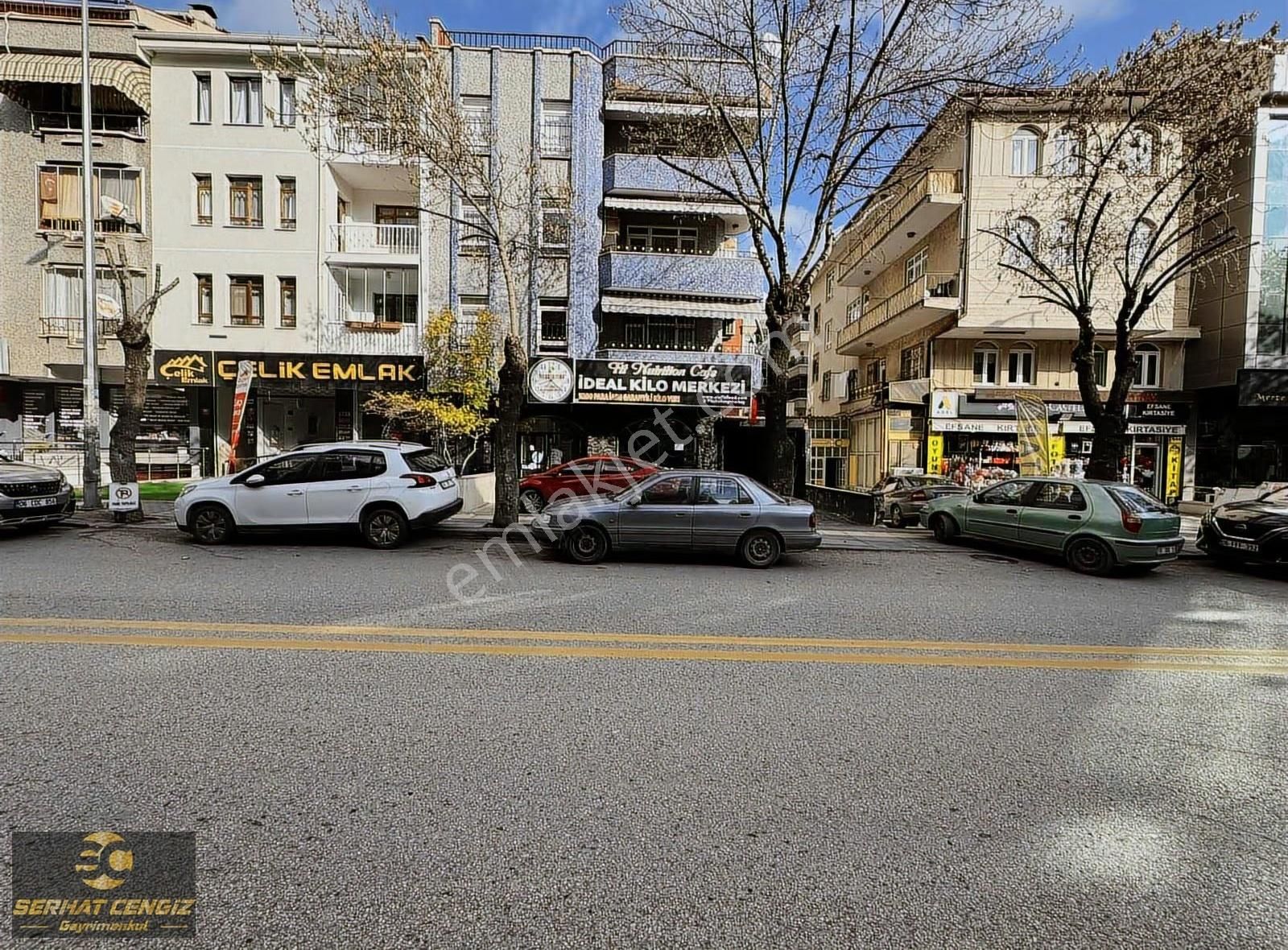 Ragıp Tüzün Caddesinde Caddeye Cepheli Dükkan