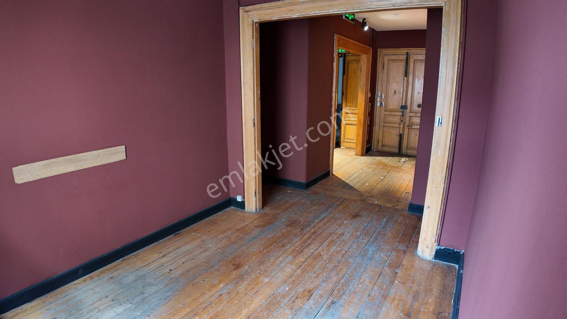 İstiklal Caddesi Üzerinde Yüksek Tavanlı 3.kat Ofis - Görsel 6