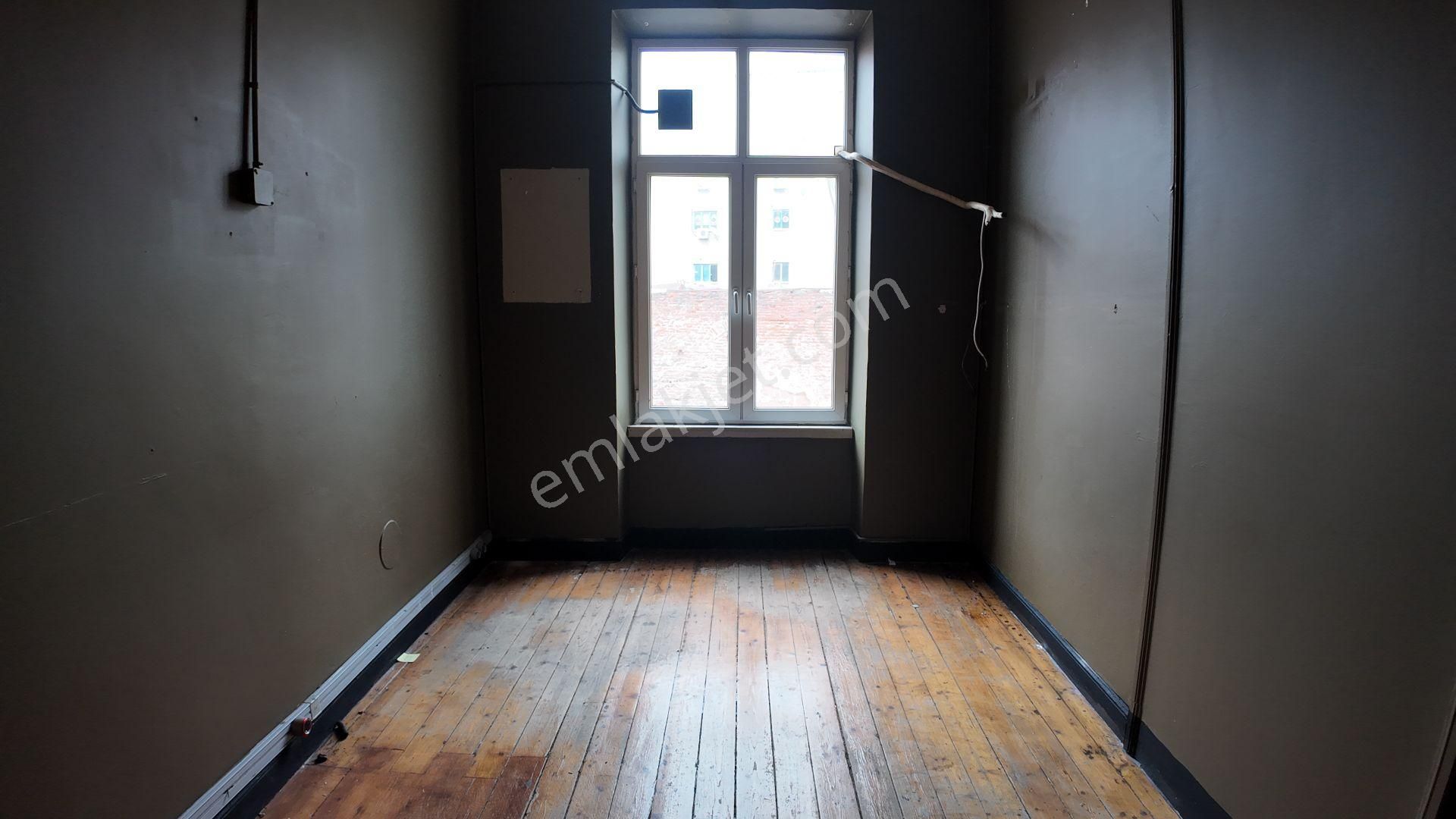 İstiklal Caddesi Üzerinde Yüksek Tavanlı 3.kat Ofis - Görsel 24