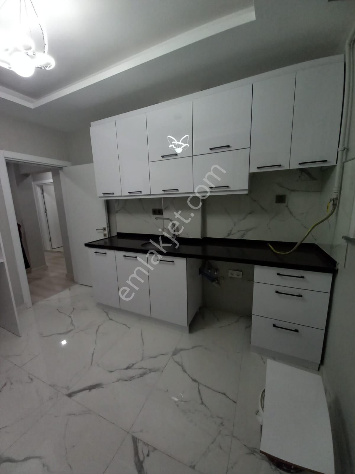 Emlak Dünyasından Alt Kaynarcada Marmarya Yakın Lüks 2+1