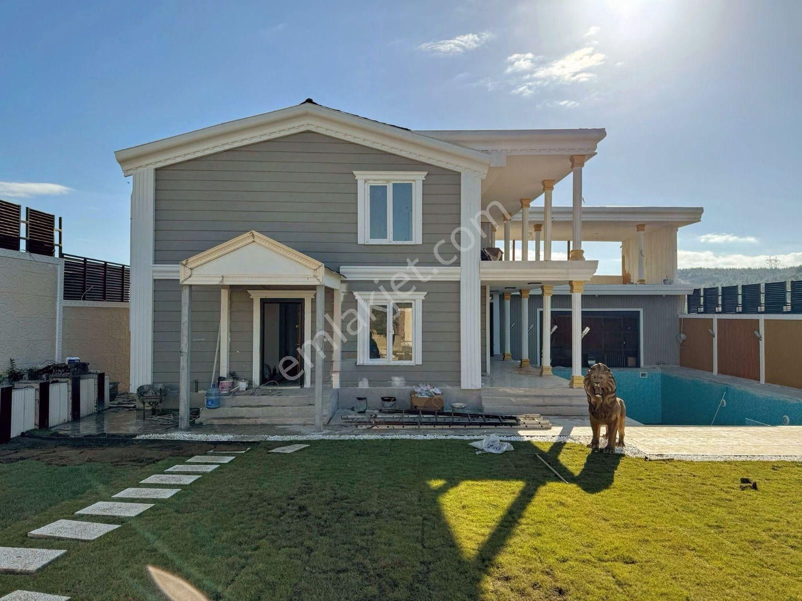 Doğancılar Da Kapalı Otoparklı 800 M2 Y.havuzlu 2 Yaşında Villa